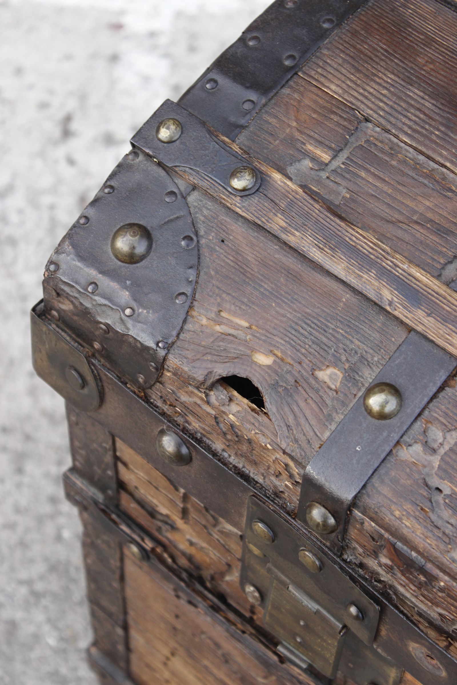 Chest or travel trunk in wood and wrought iron, 18th century