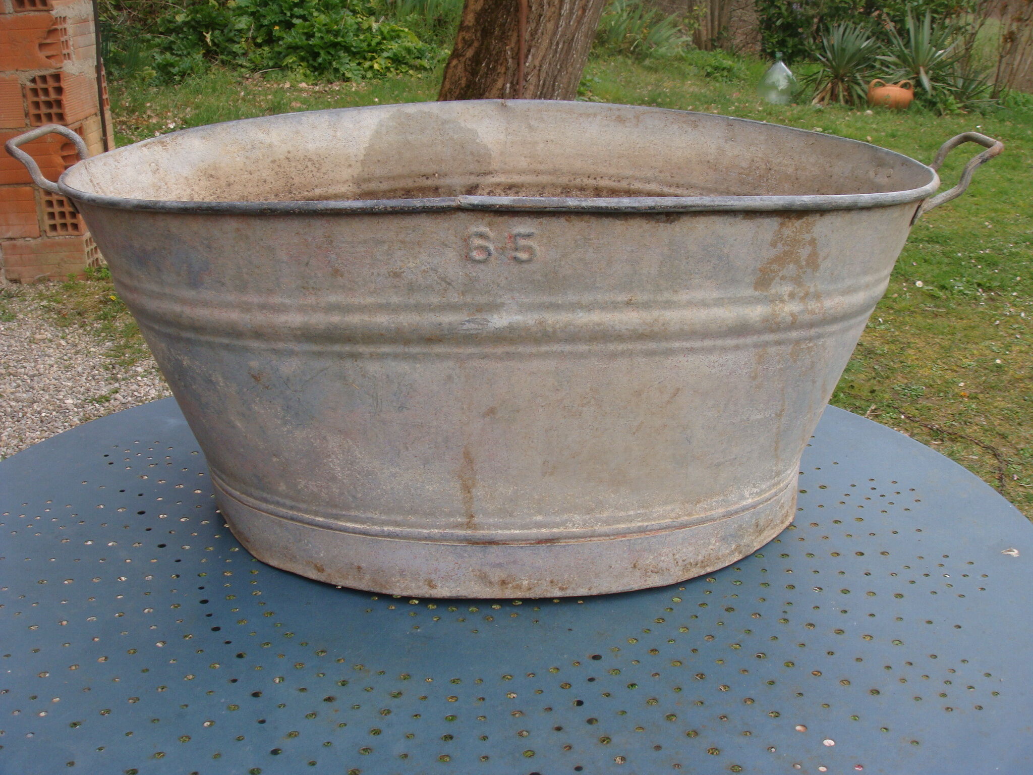 Old oval zinc basin 65 liters