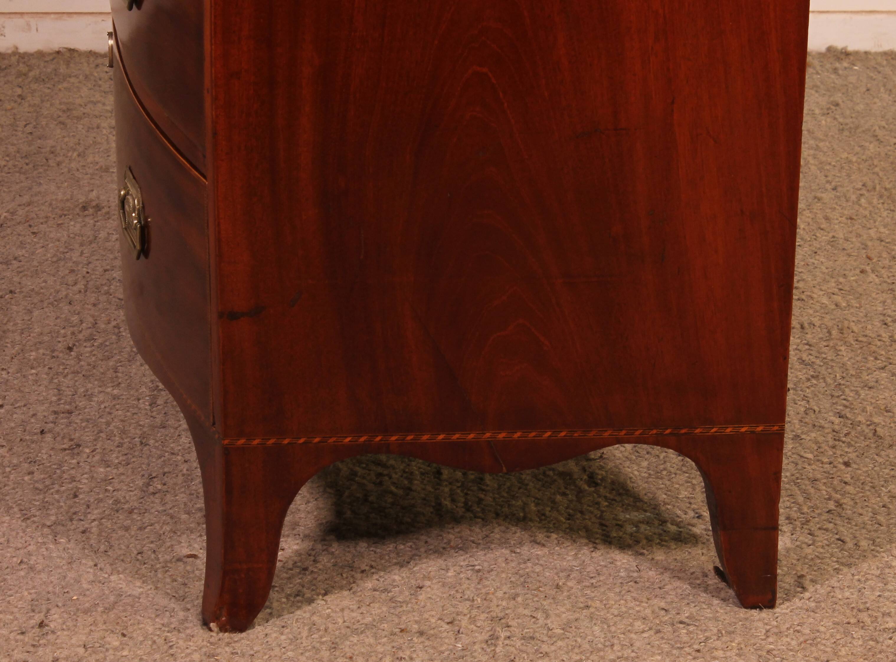 Commode bombée en acajou et incrustations, circa 1800