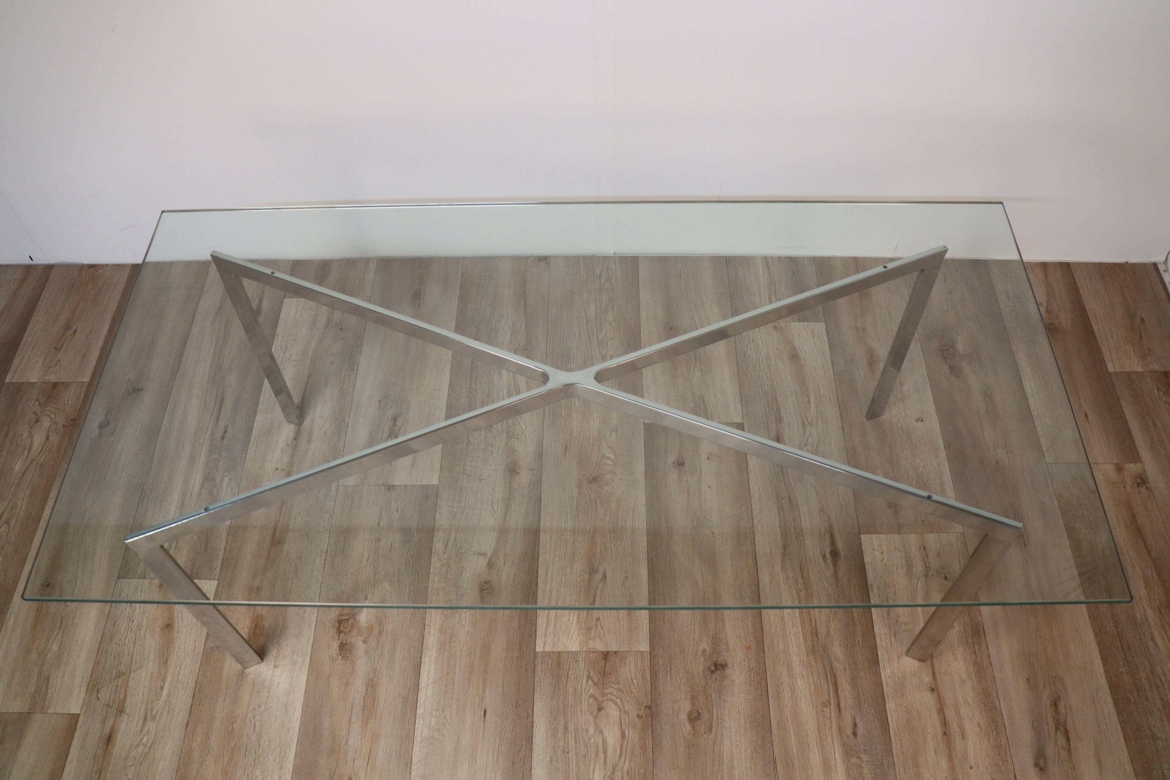 Table basse minimaliste en acier chromé et verre