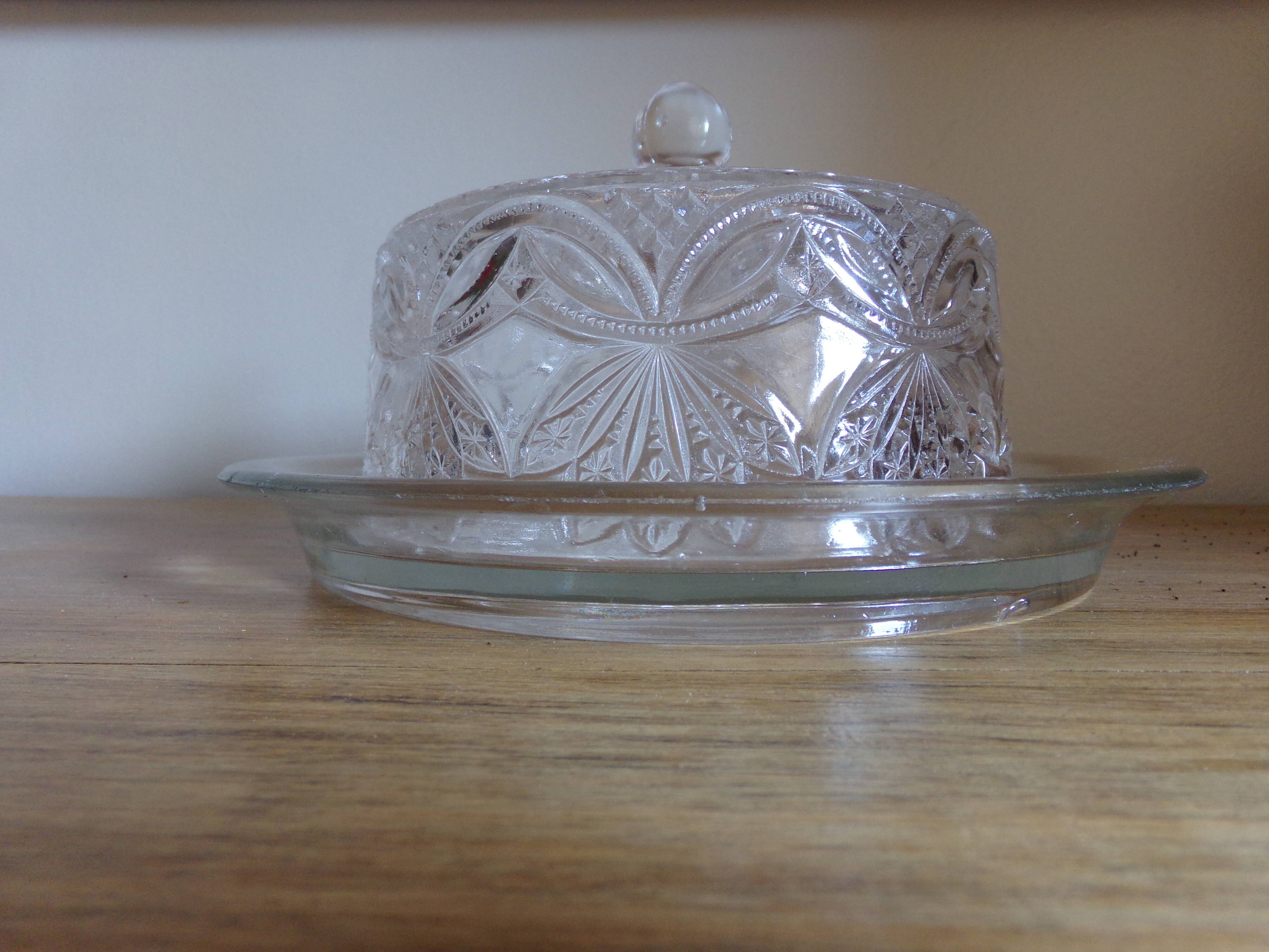 Cloche en verre ciselé et son plat