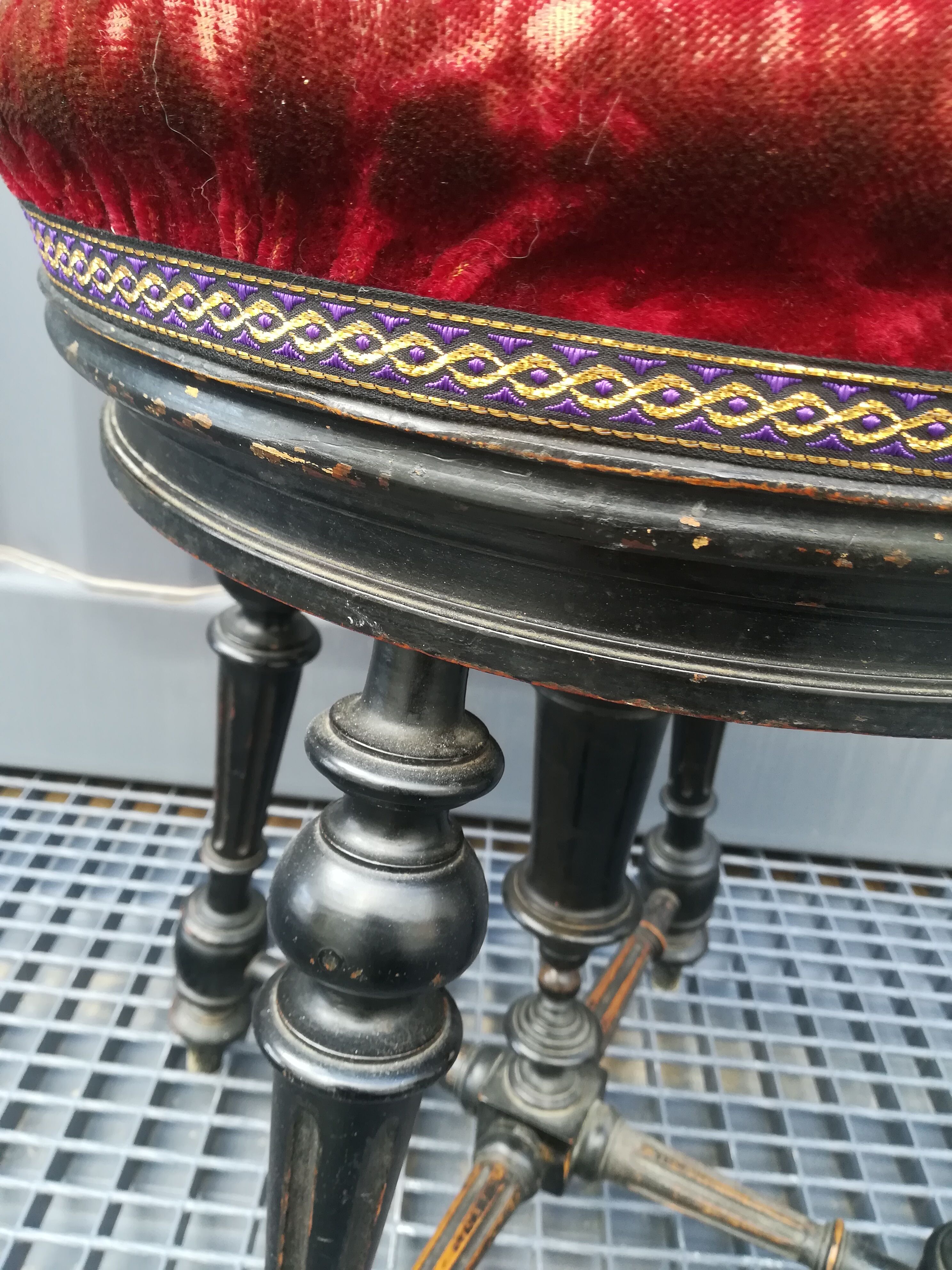 Adjustable piano stool