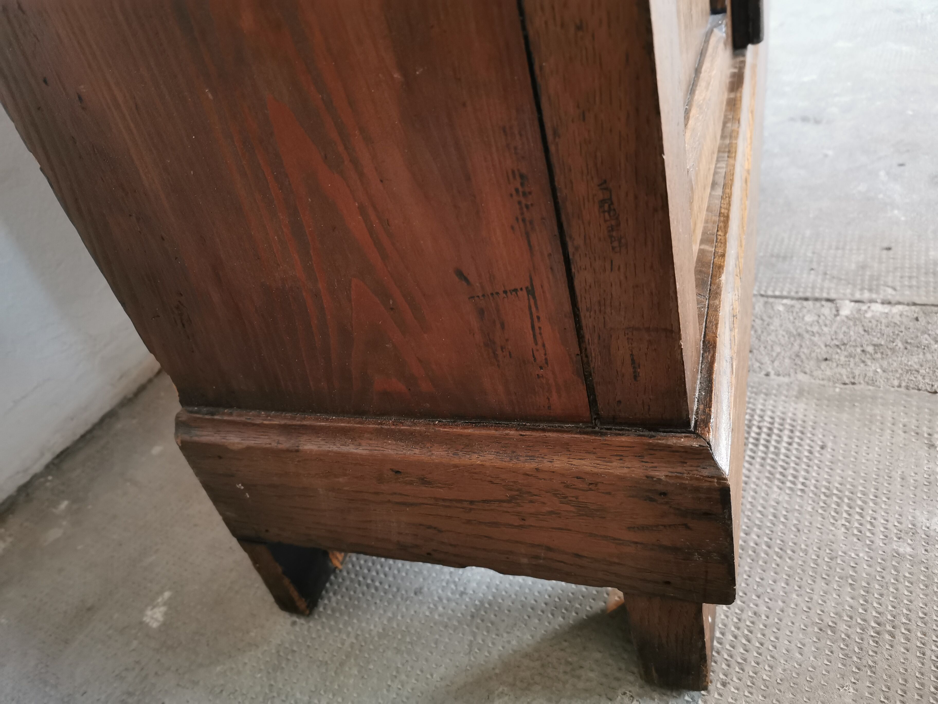 Library, wooden showcase