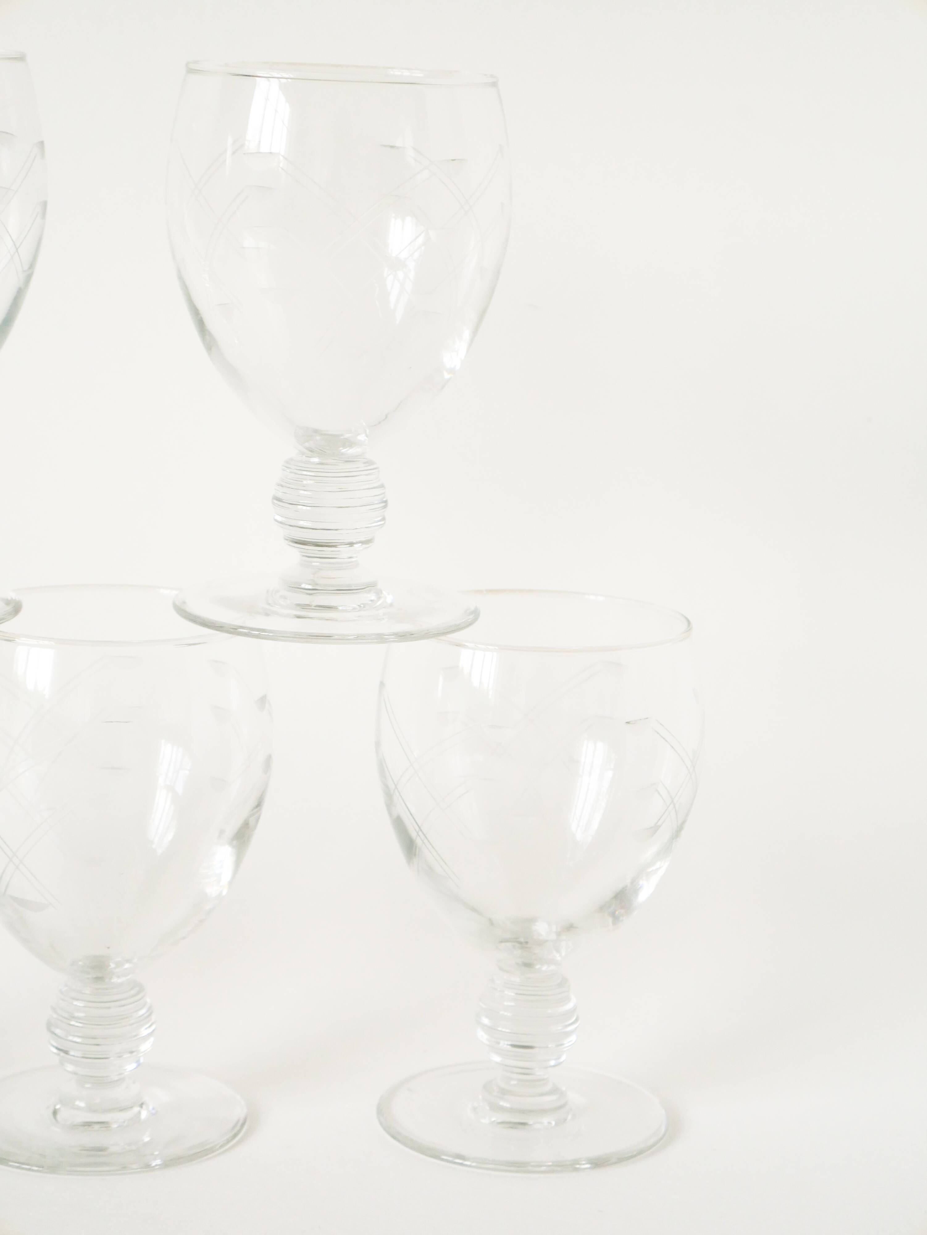 lot de 5 grands verres à vin pieds travaillé, en cristal gravé, Art Nouveau