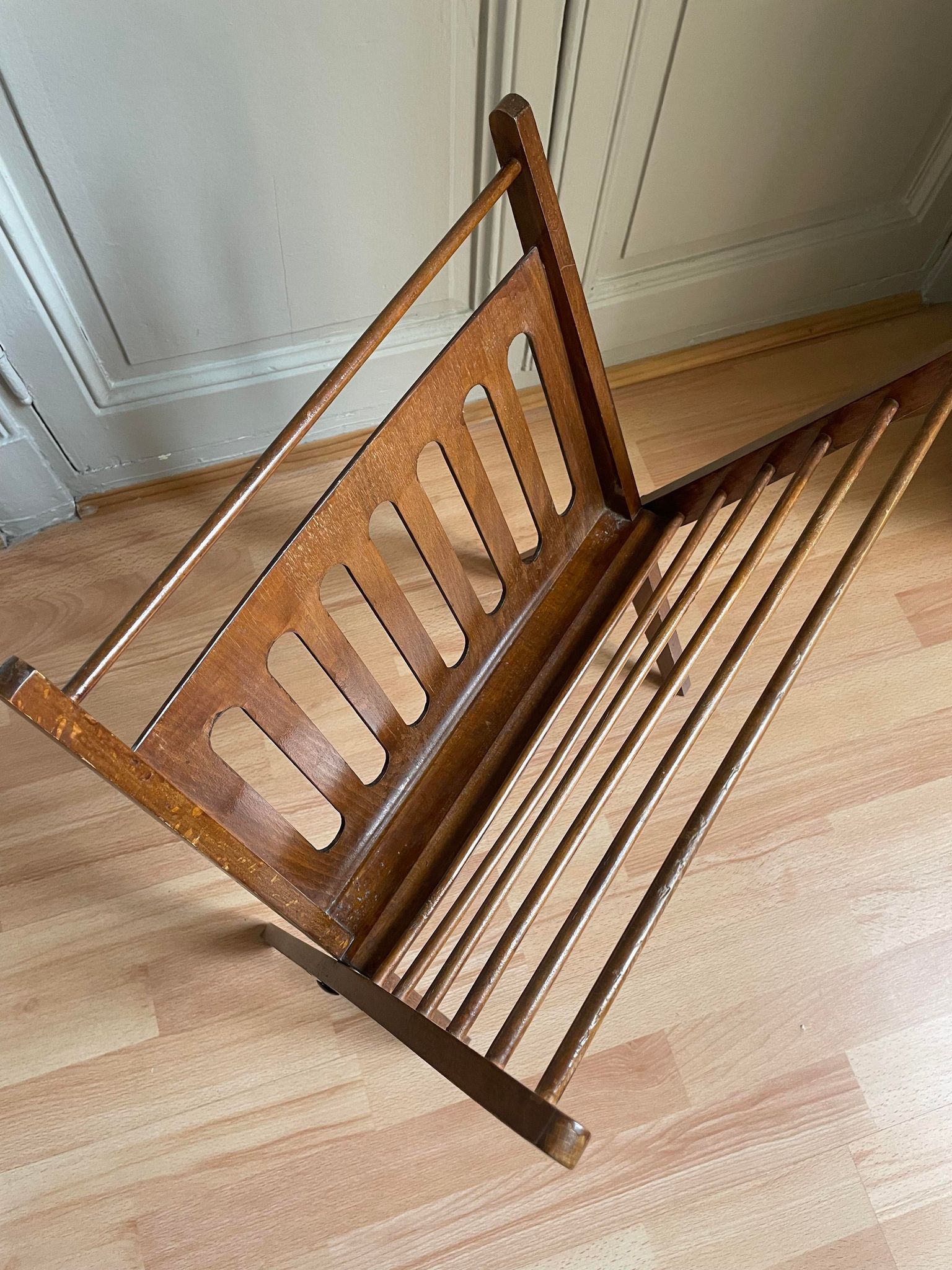 Foldable Scandinavian magazine holder