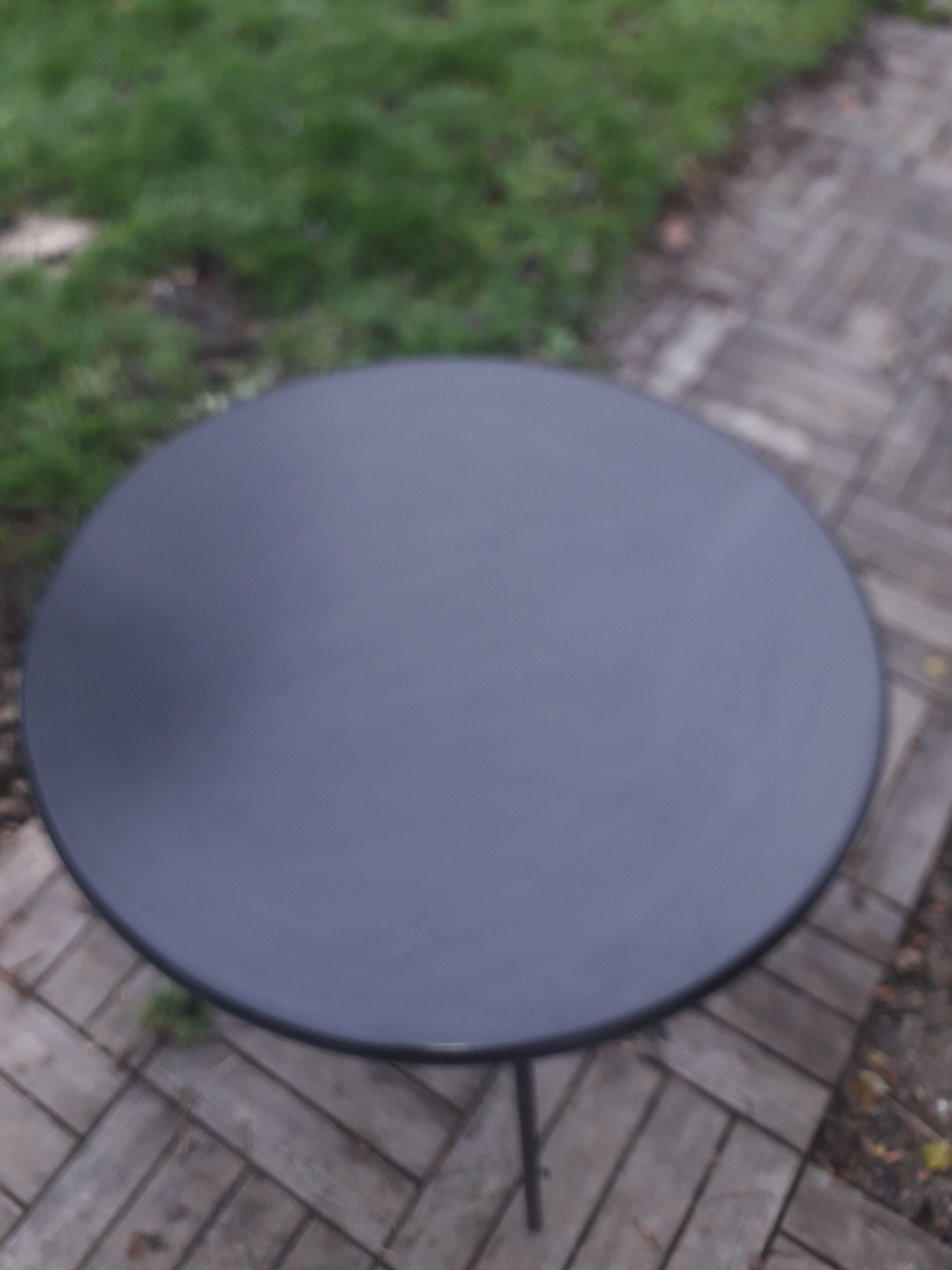 Black metal table compass feet