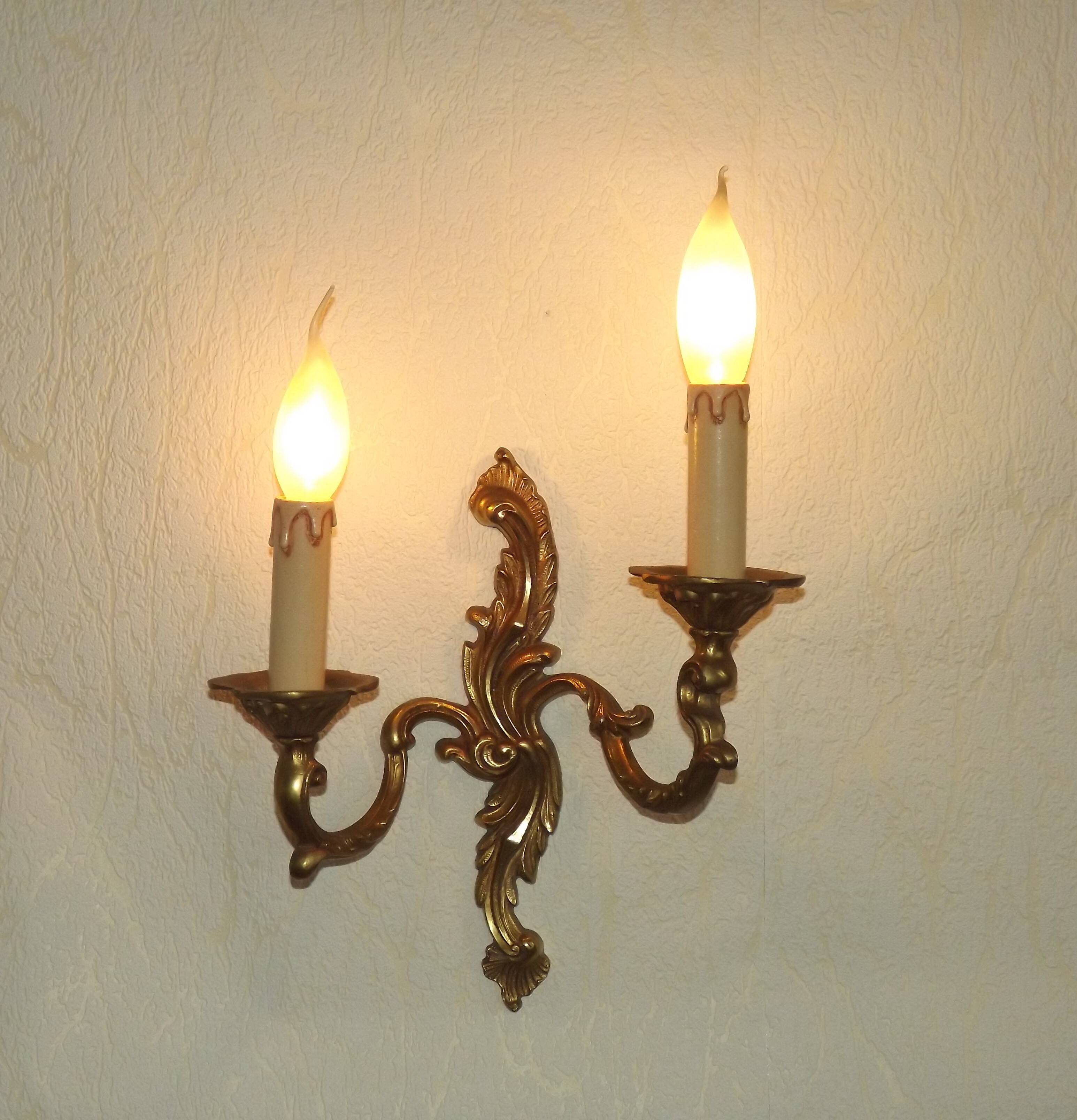 Vintage French bronze wall sconce with acanthus leaves and two light arms 51