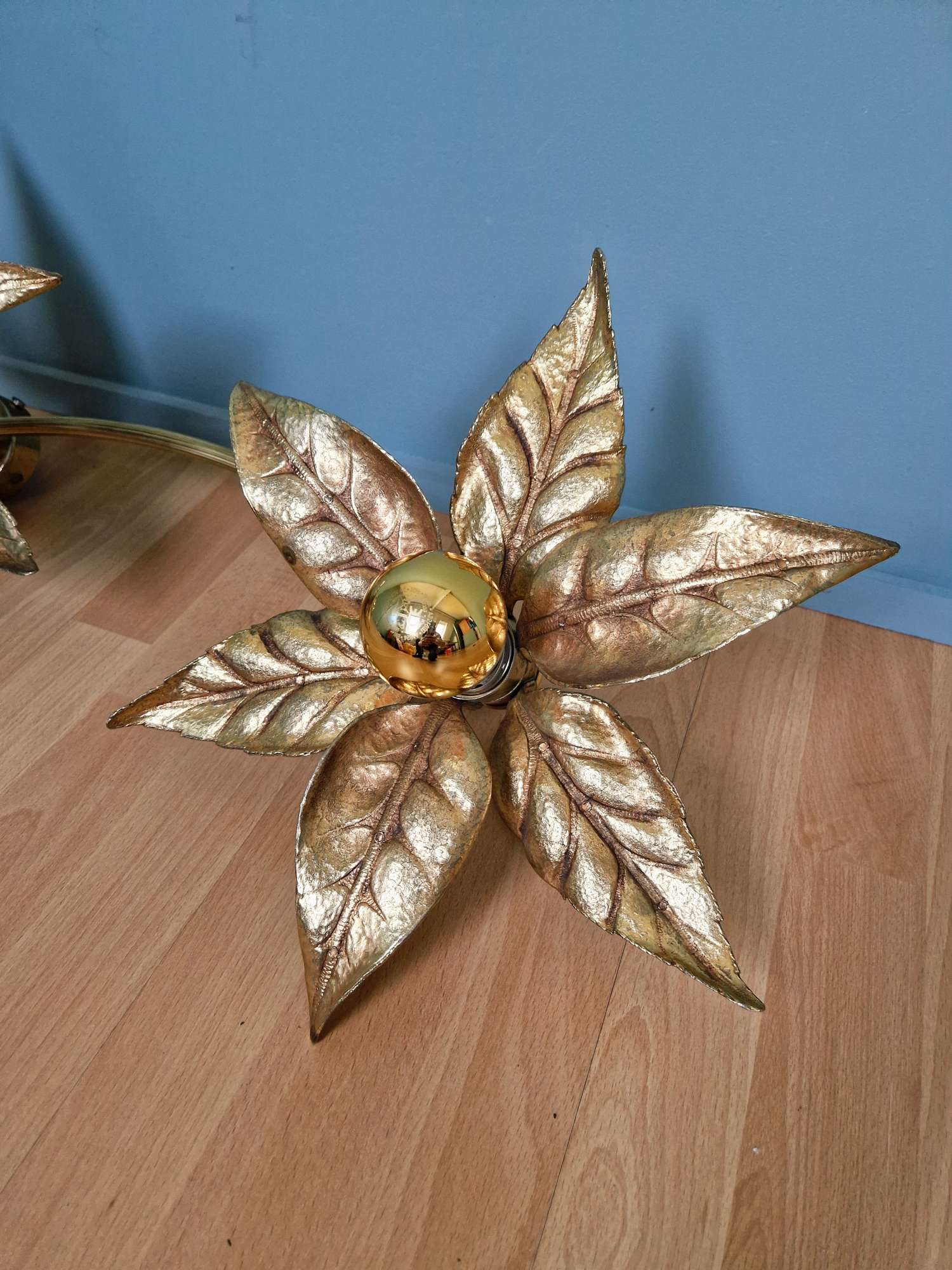 Large floral wall light in brass and gilded metal, Willy Daro, 1970.