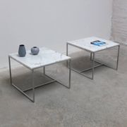 Paire de tables basses ou de tables d'appoint en marbre de Carrare et chrome, années 1970.