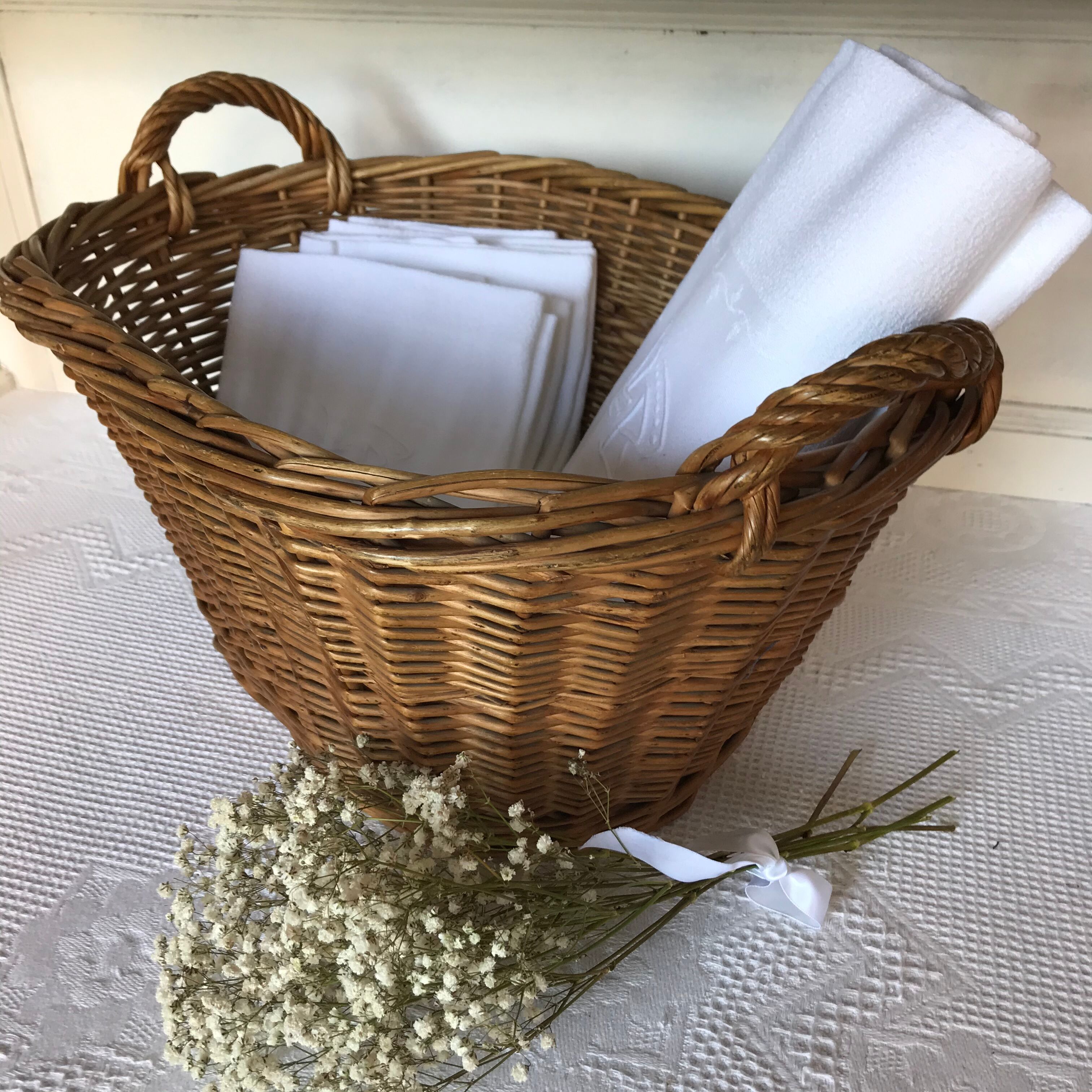 Old linen panière