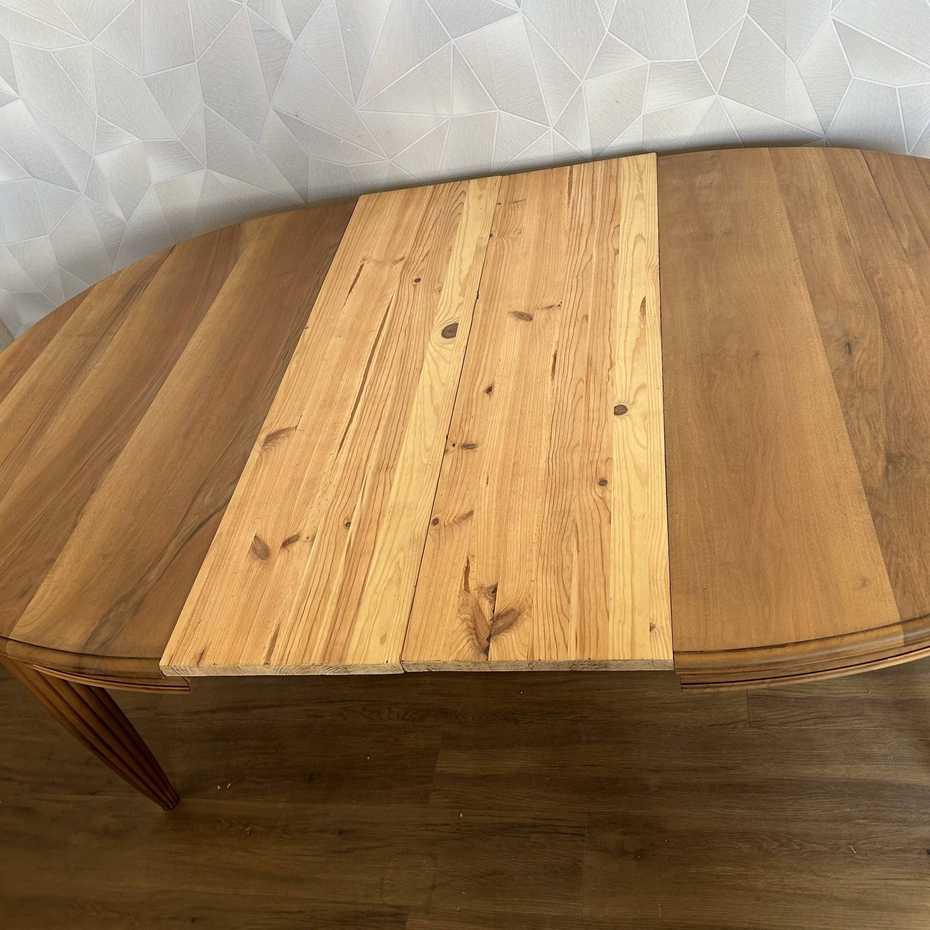 Round dining table with fluted legs in solid wood