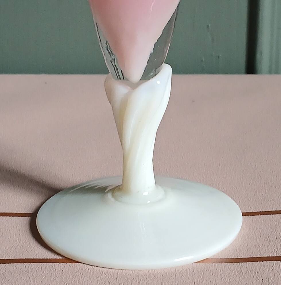 Soliflore en opaline soufflée rose. Italie vers 1960