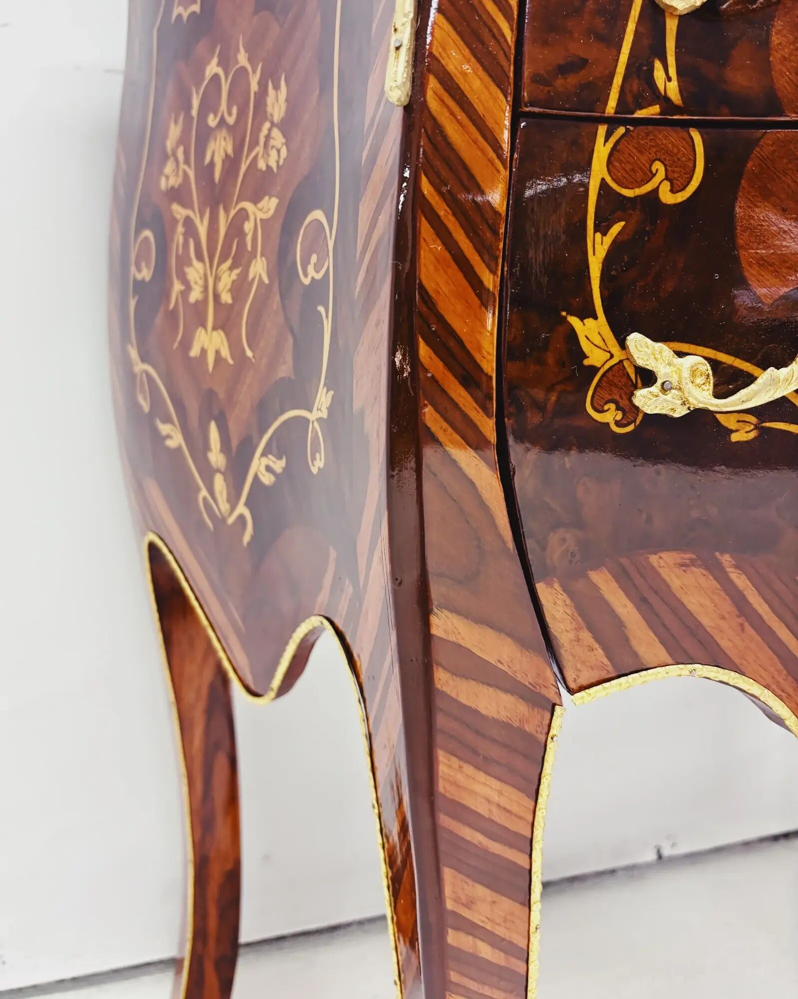 Marquetry chest of drawers with inlay in Louis XV style