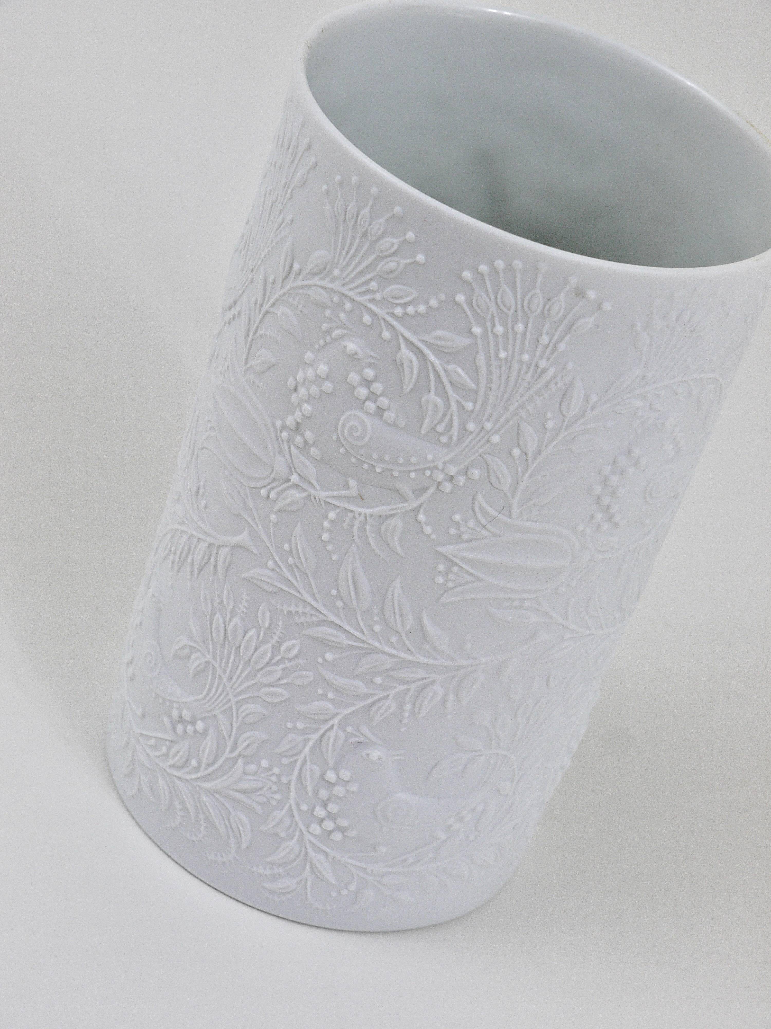 White relief Op Art porcelain vase by Bjorn Wiinblad, Rosenthal Studio Line, 1960s.