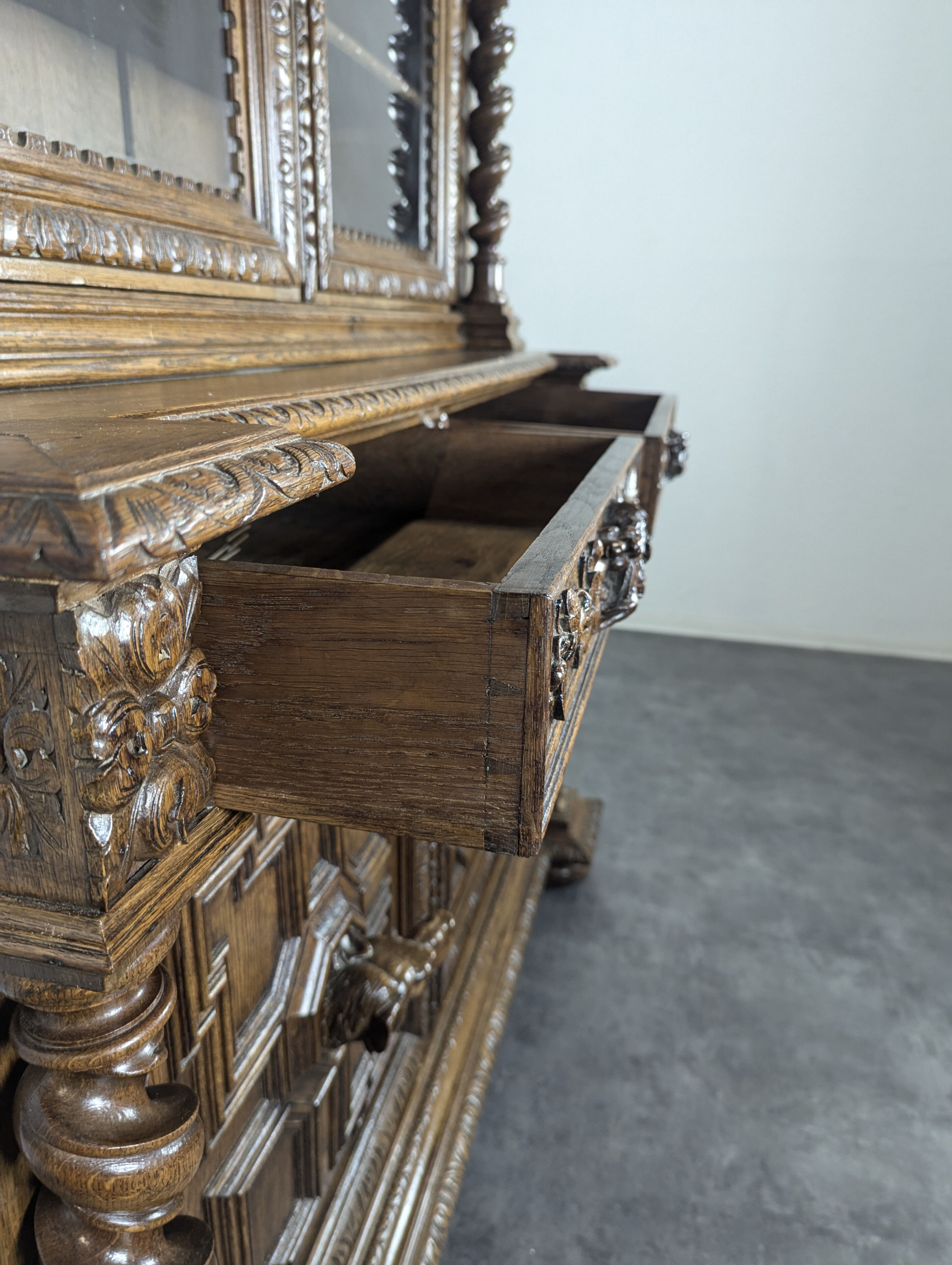 Renaissance style hunting cabinet in walnut