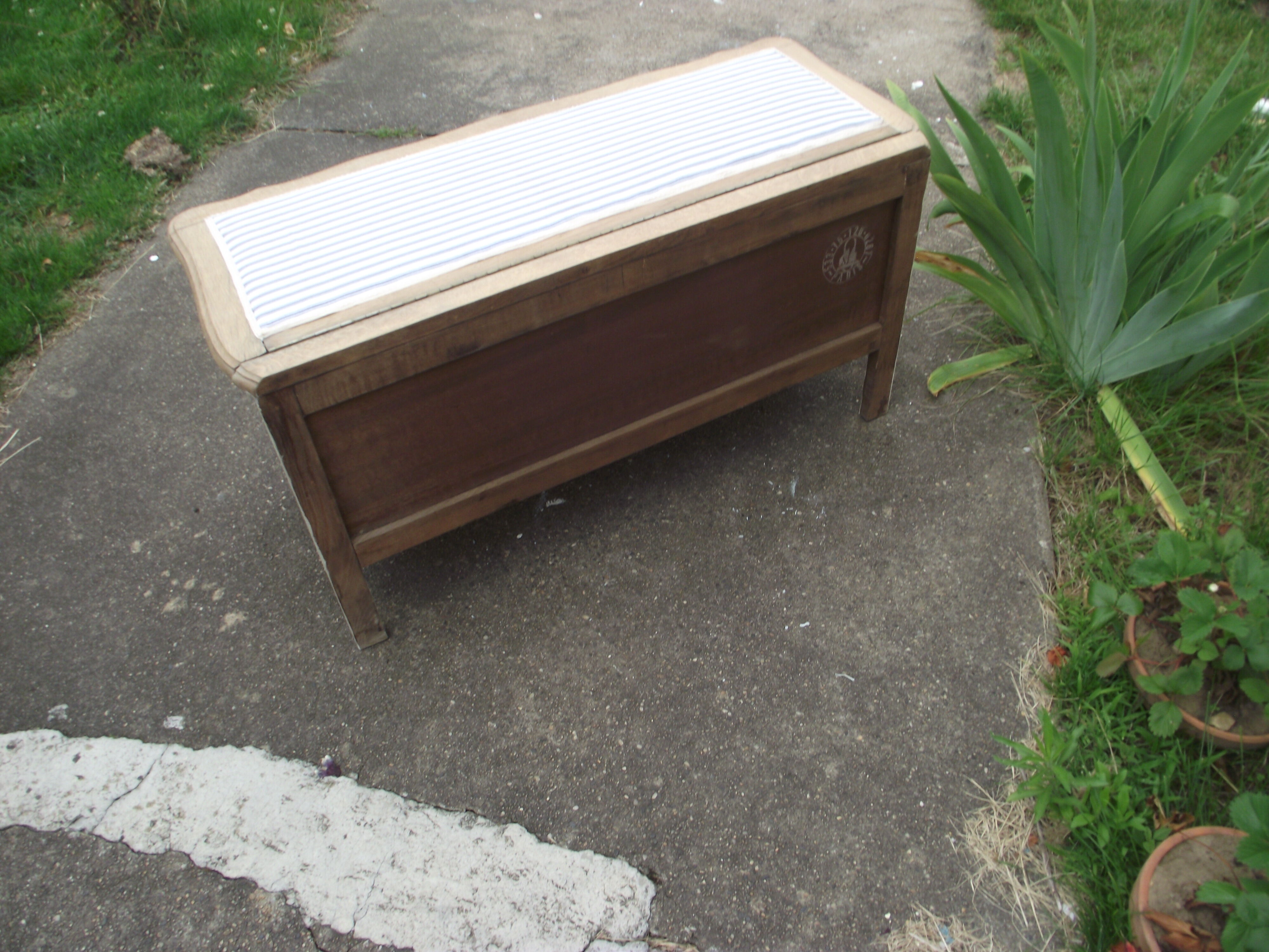 Louis XV-style chest bench in solid oak