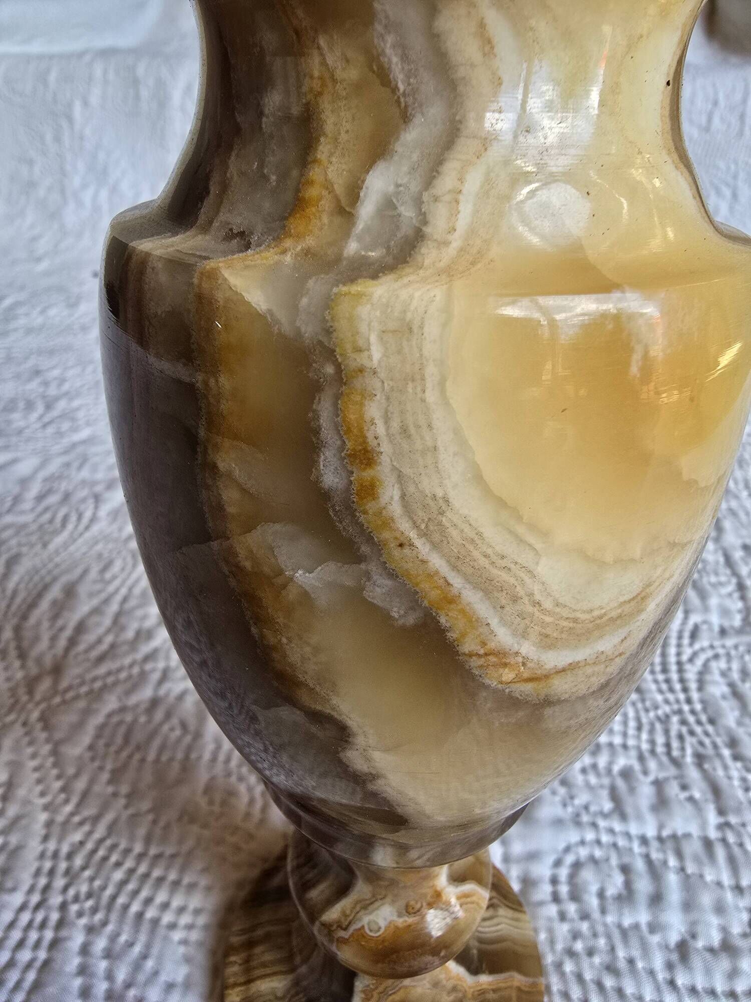 Vintage covered urn vase in veined onyx marble, 1960s-1980s.