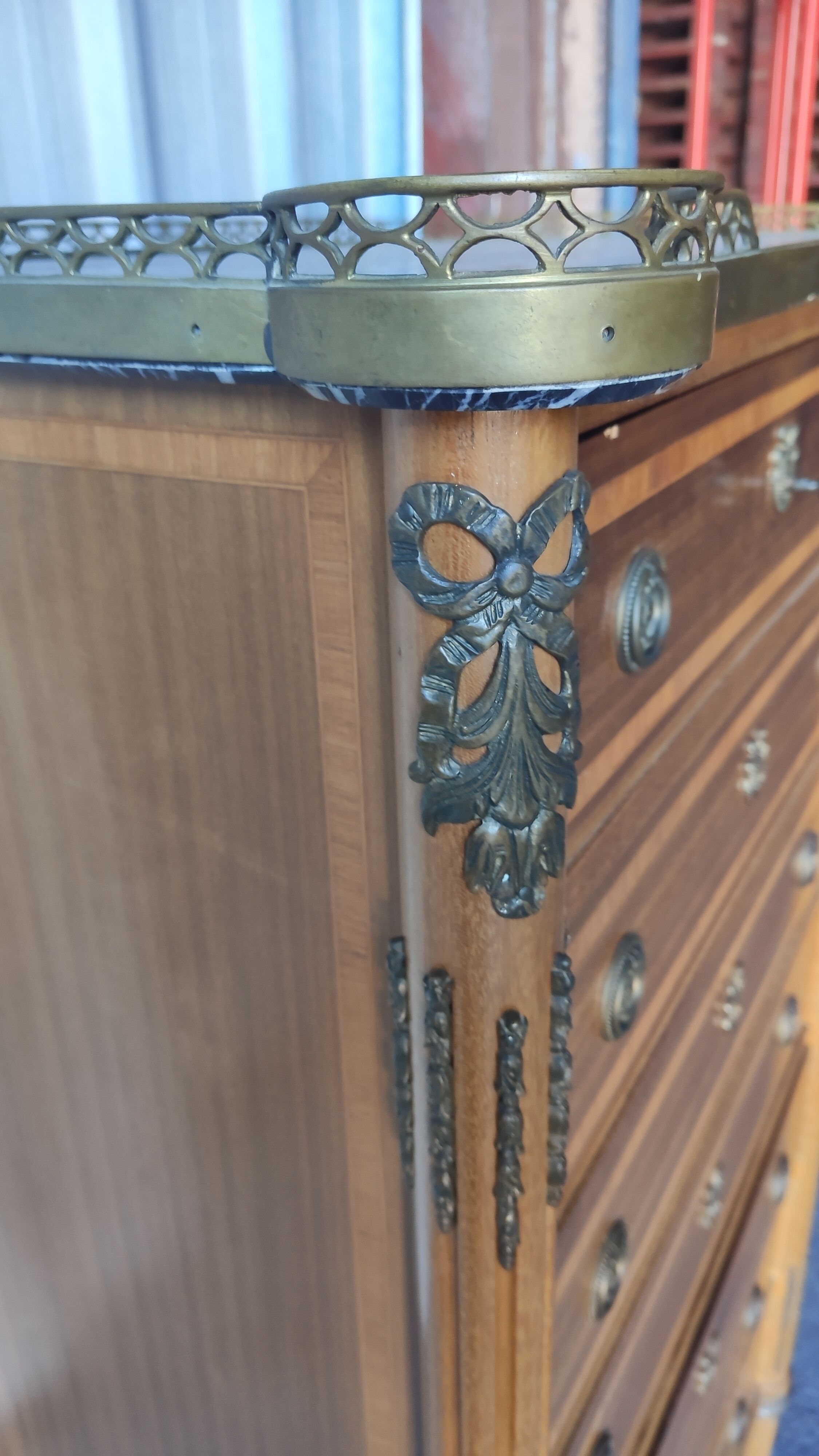 Meuble bar de style Louis XVI