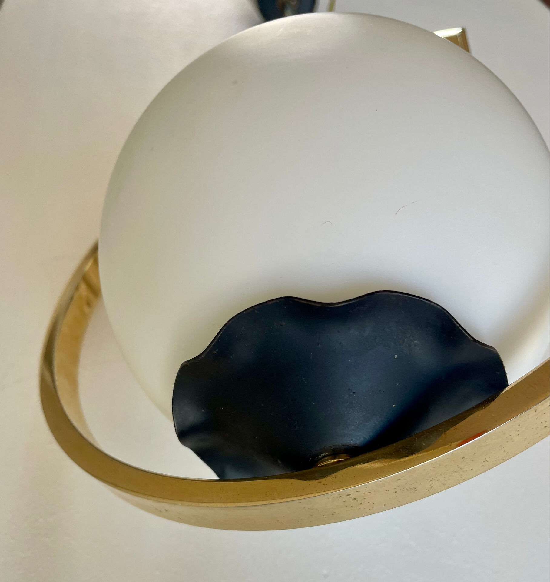 Suspension mid-century laiton et verre opalin
