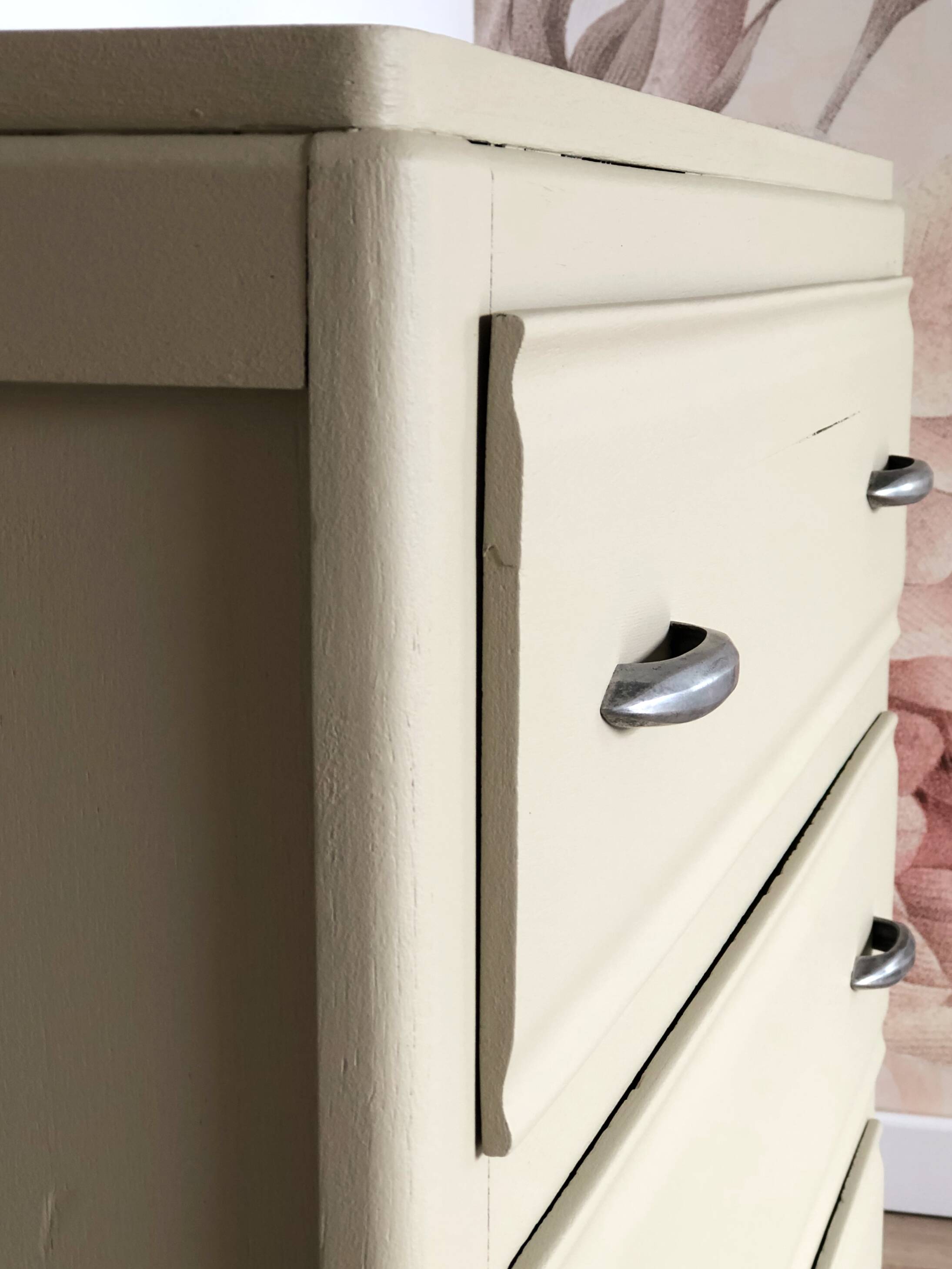 Commode vintage couleur crème d'artichaud