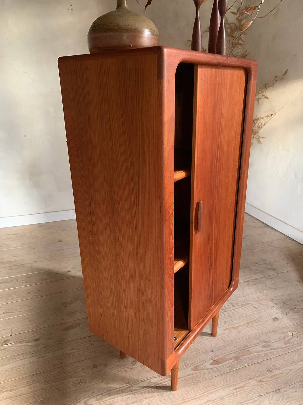 Armoire à rideau scandinave en teck vintage