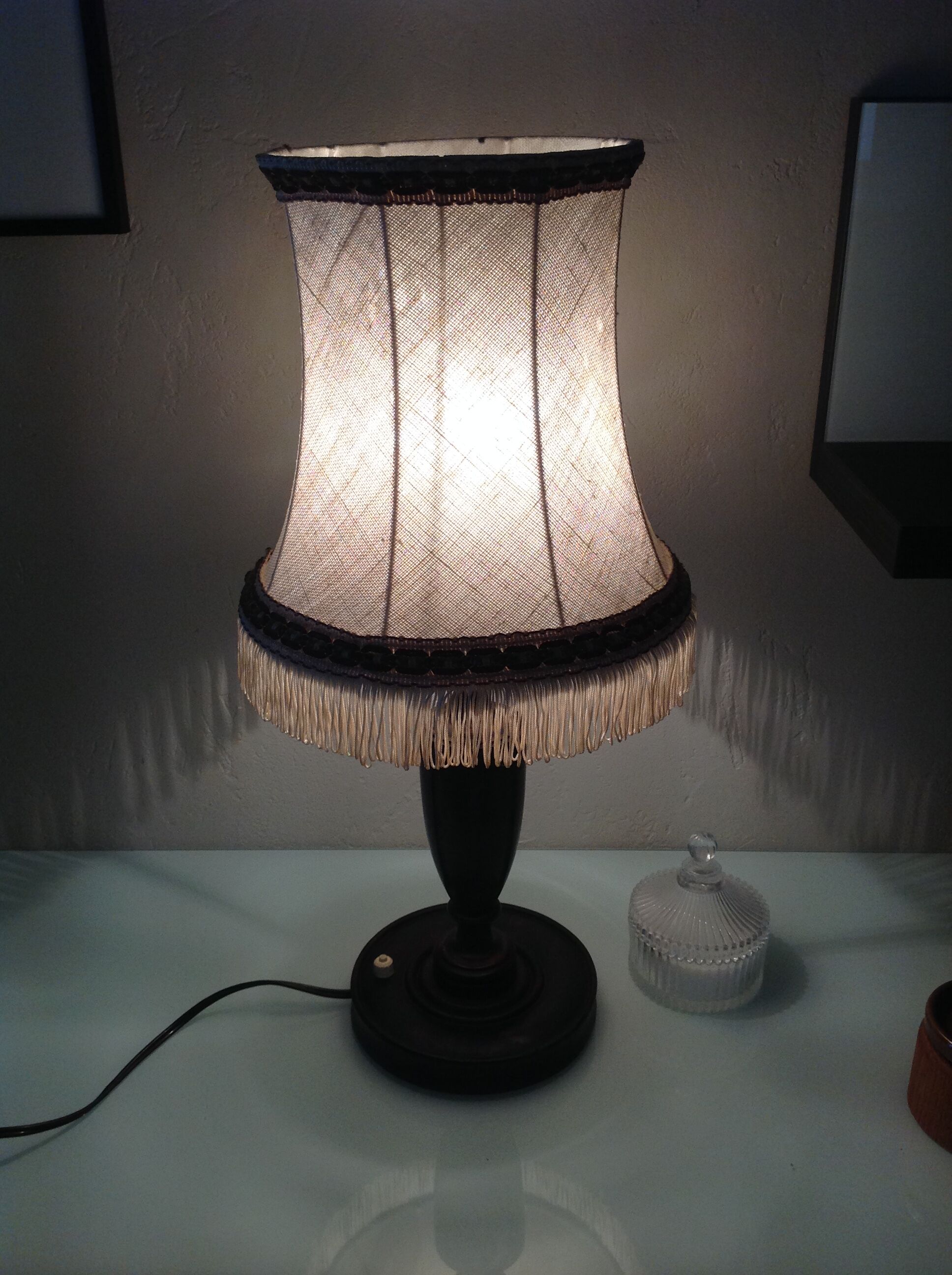 Lampe en bois tourné et abat en tissu beige style art déco / années 40-50