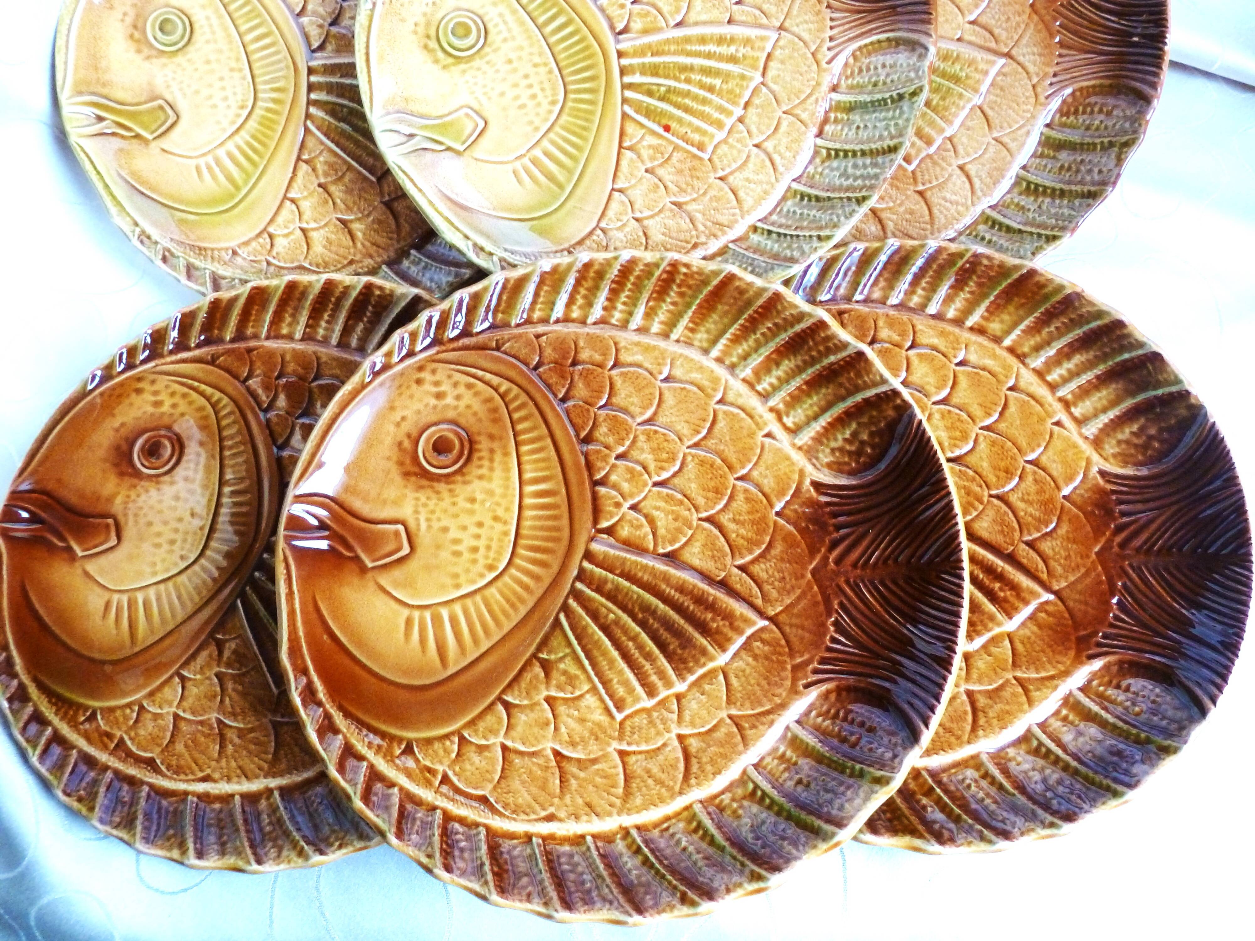 6 Sarreguemines barbotine ceramic fish plates, flat plates.