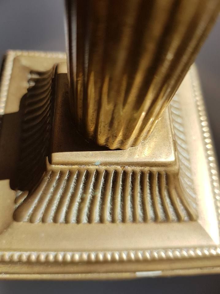 Paire de bougeoirs colonnes en laiton et bronze