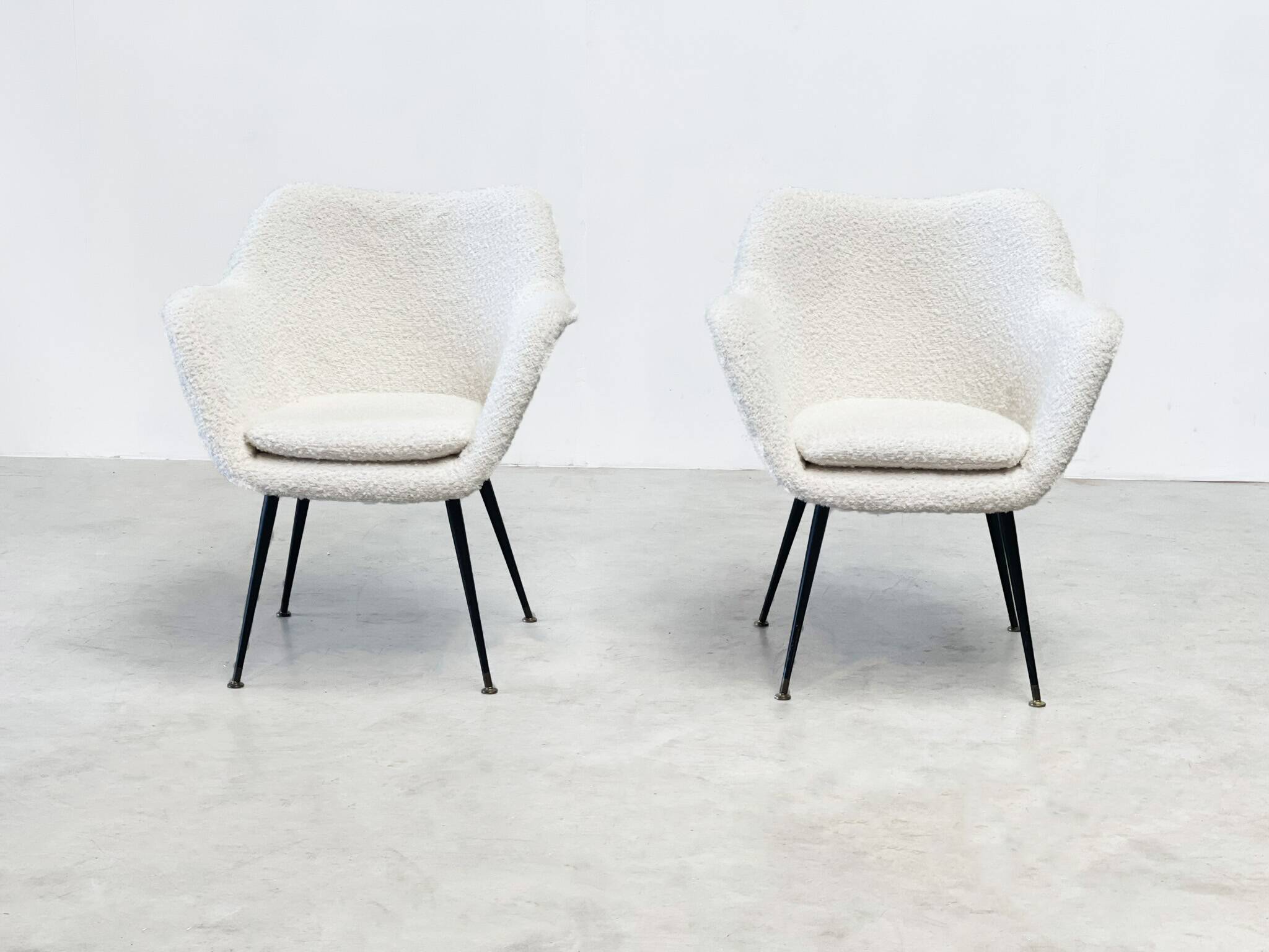Boucle lounge / easy chairs