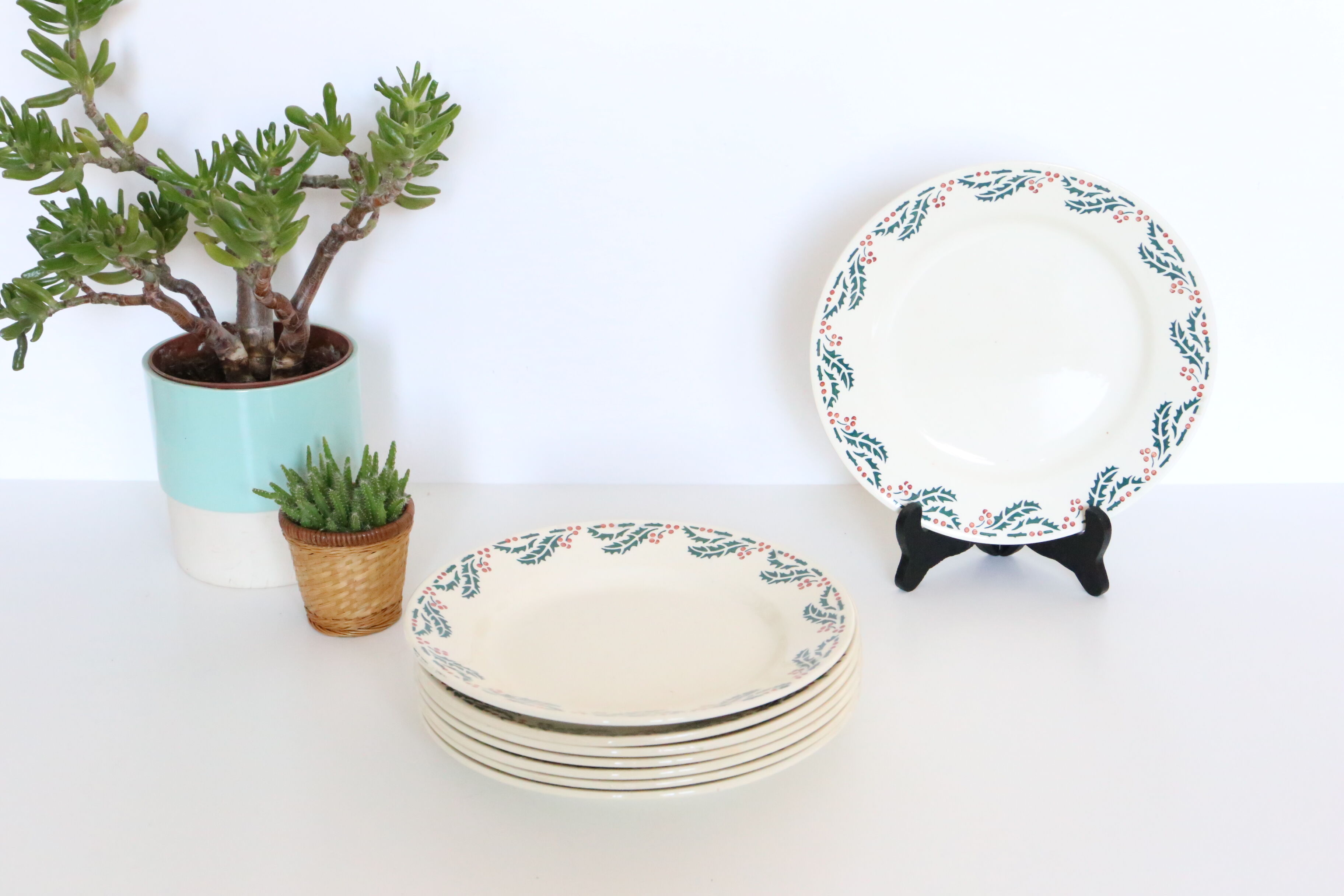 Set of 8 flat plates Moulin des Wolves, Holly motif