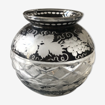 Vase boule en cristal de Bohème noir gravé de pampres