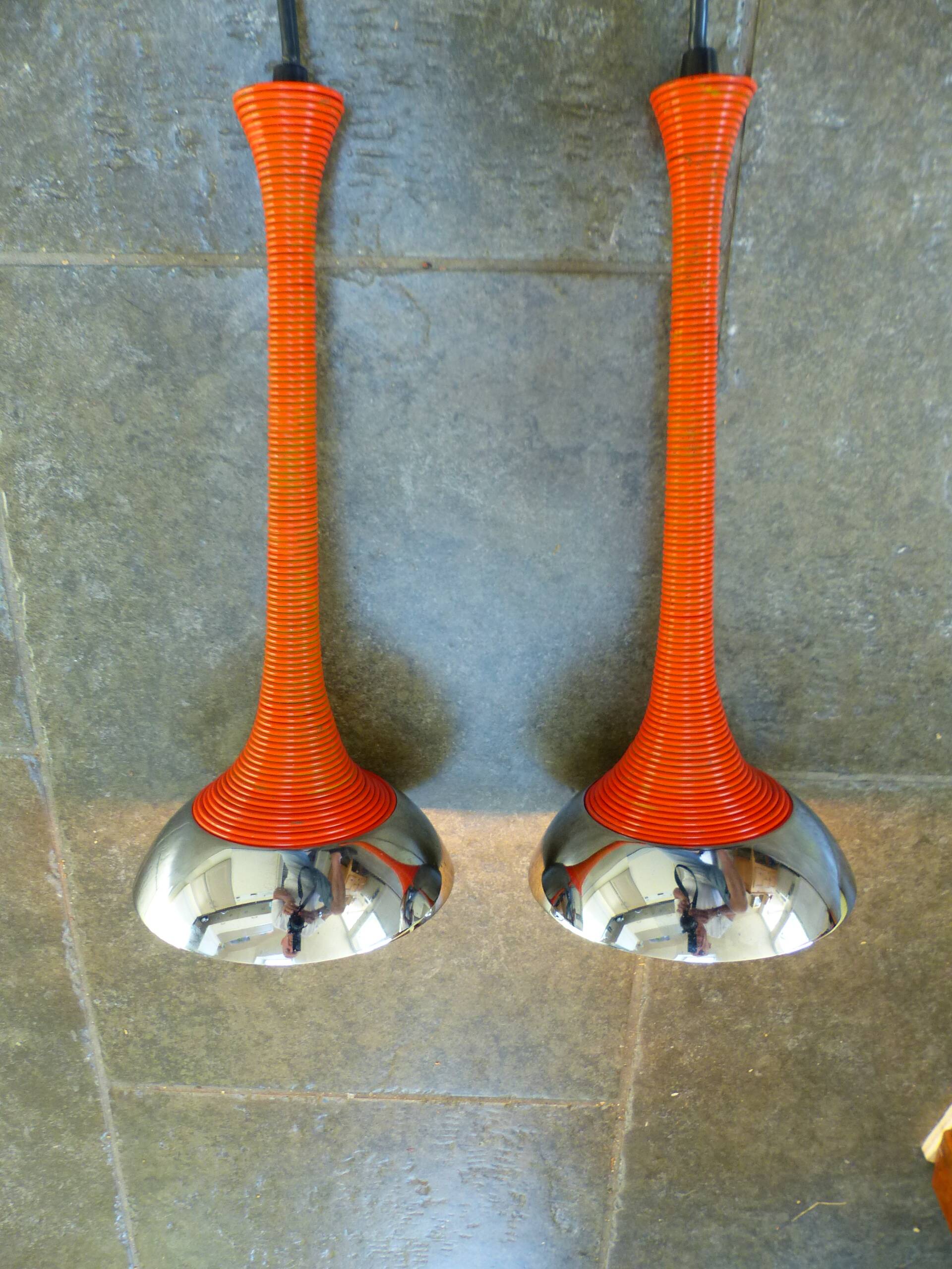 Suspensions métal torsadé orange attribuée à angelo mangiarotti