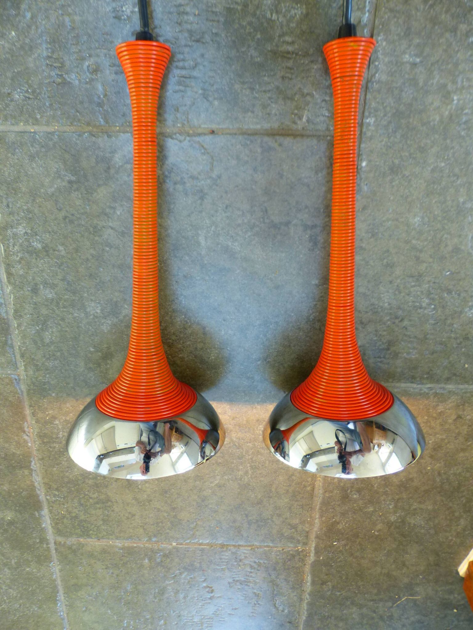 Suspensions métal torsadé orange attribuée à angelo mangiarotti