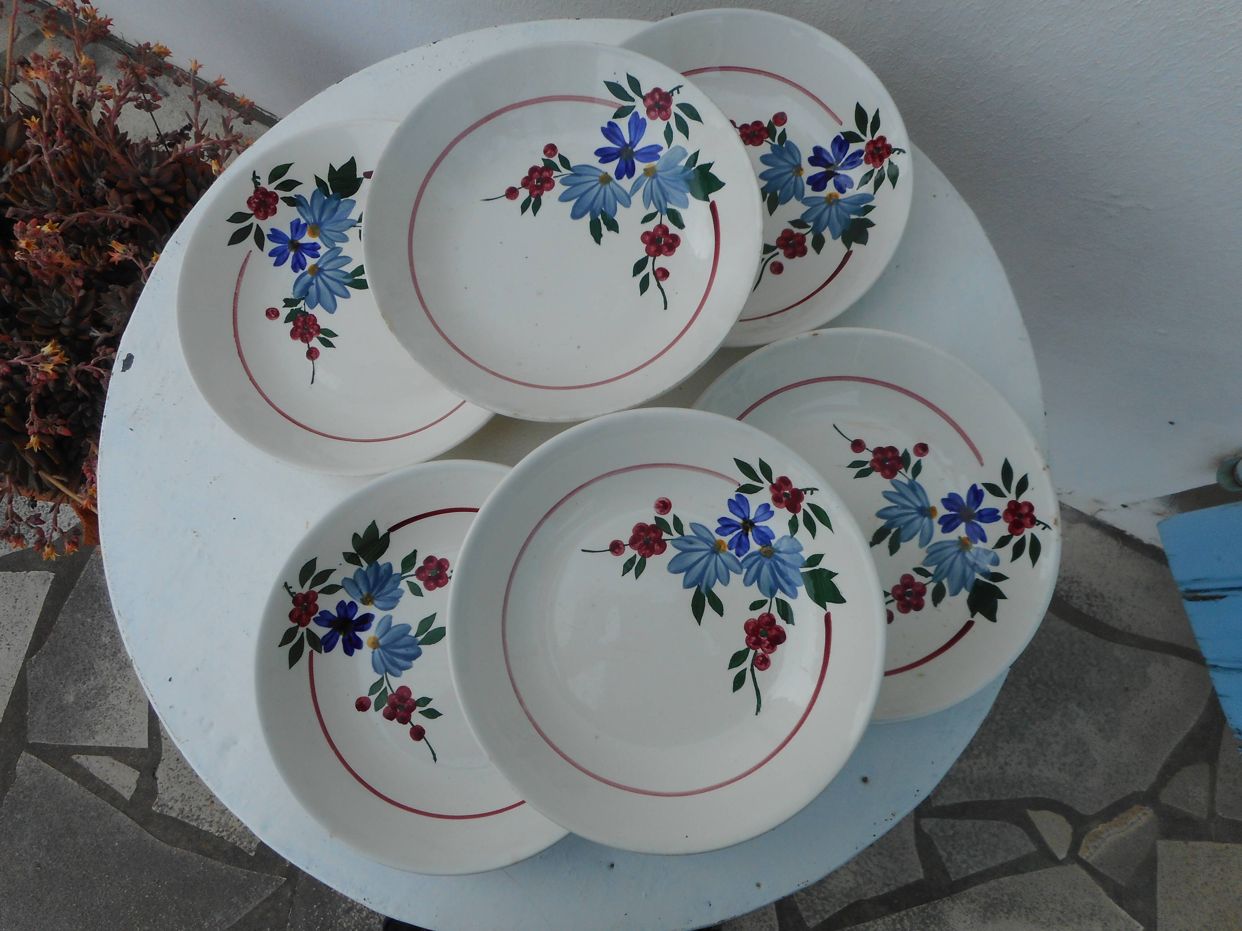 Set of six hollow plates "cap" in earthenware