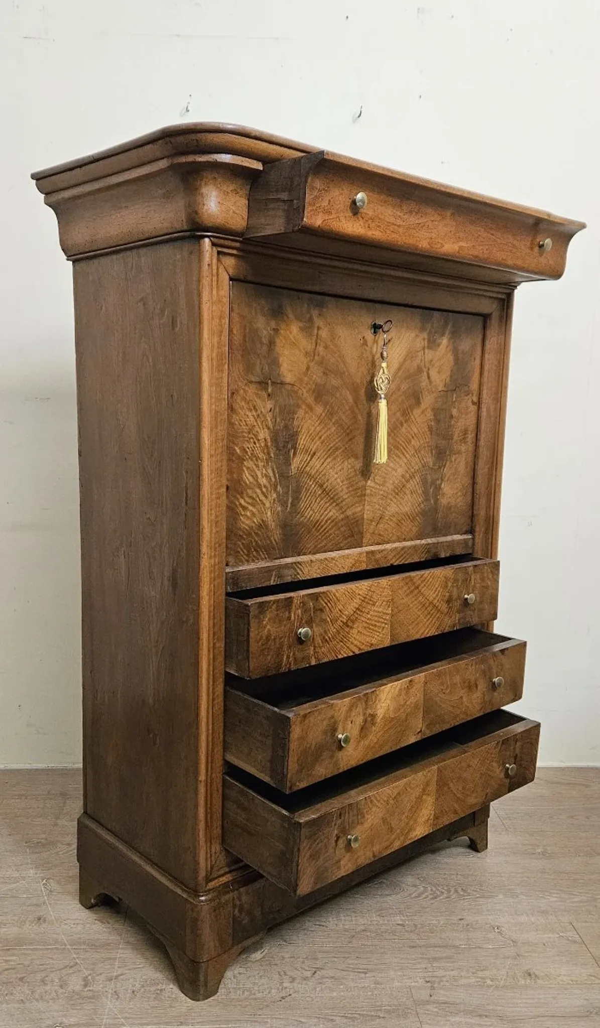 Secretary from the Louis Philippe era – a dozen – in walnut – 19th century