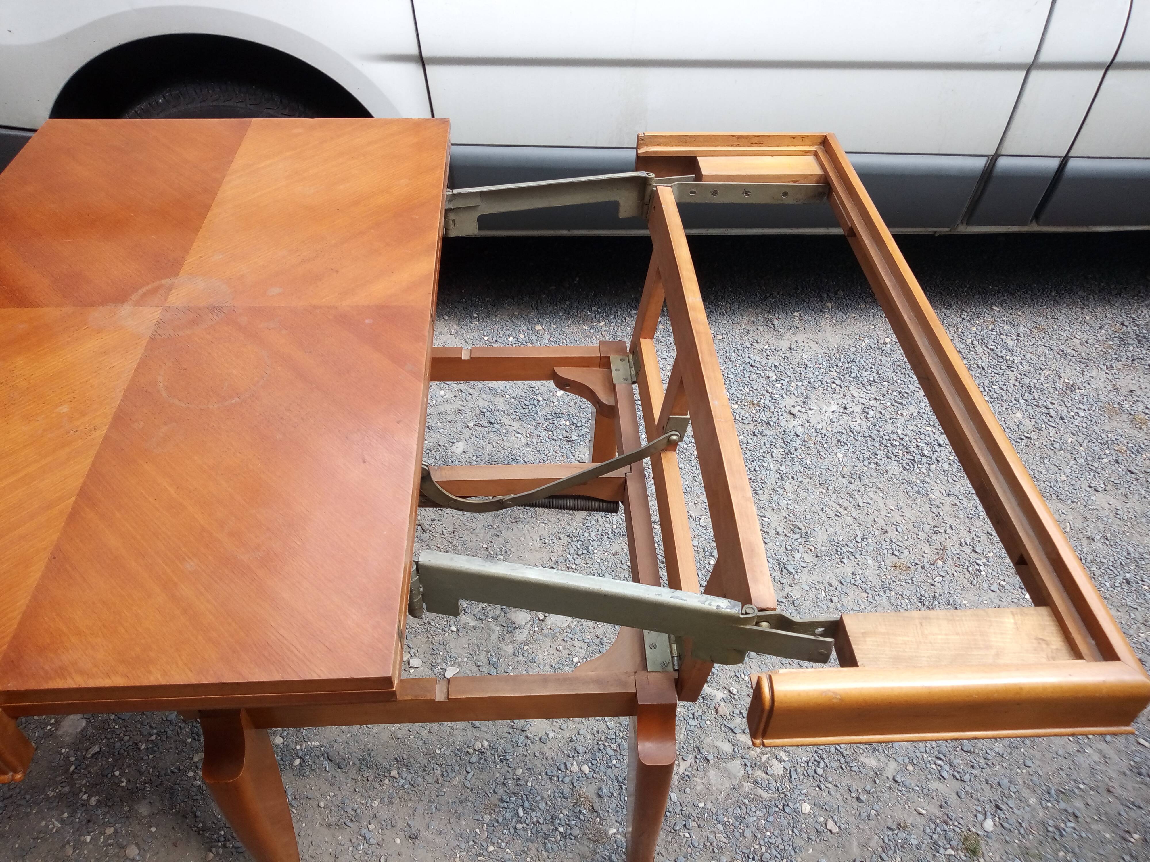 Uplifting coffee table