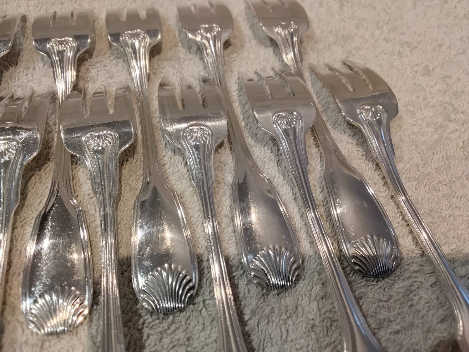 12 fourchettes à gateaux métal argenté orfèvre Cailar Bayard coquille