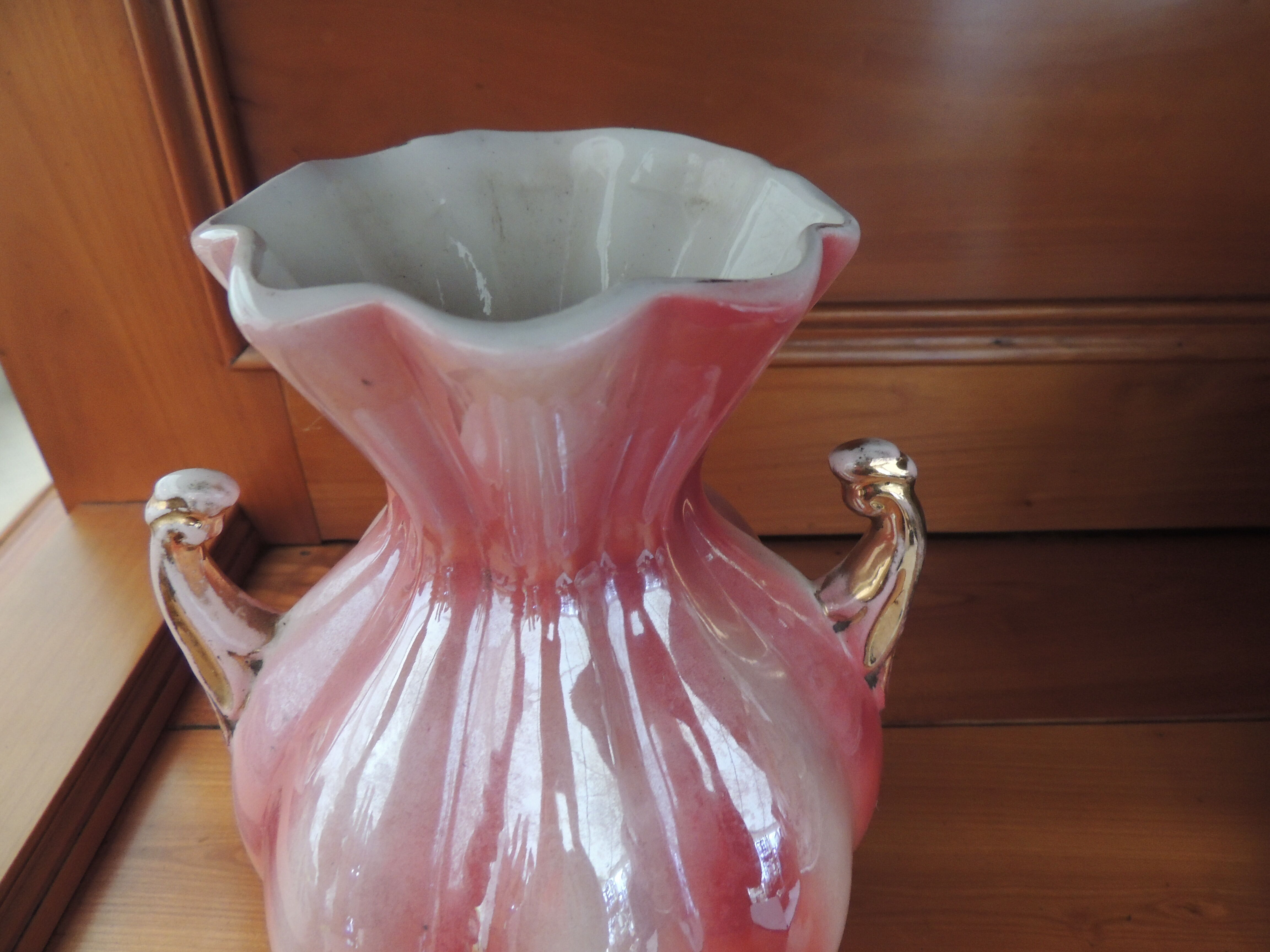 Vase rose pansu anses dorées pied corolle