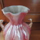 Vase rose pansu anses dorées pied corolle