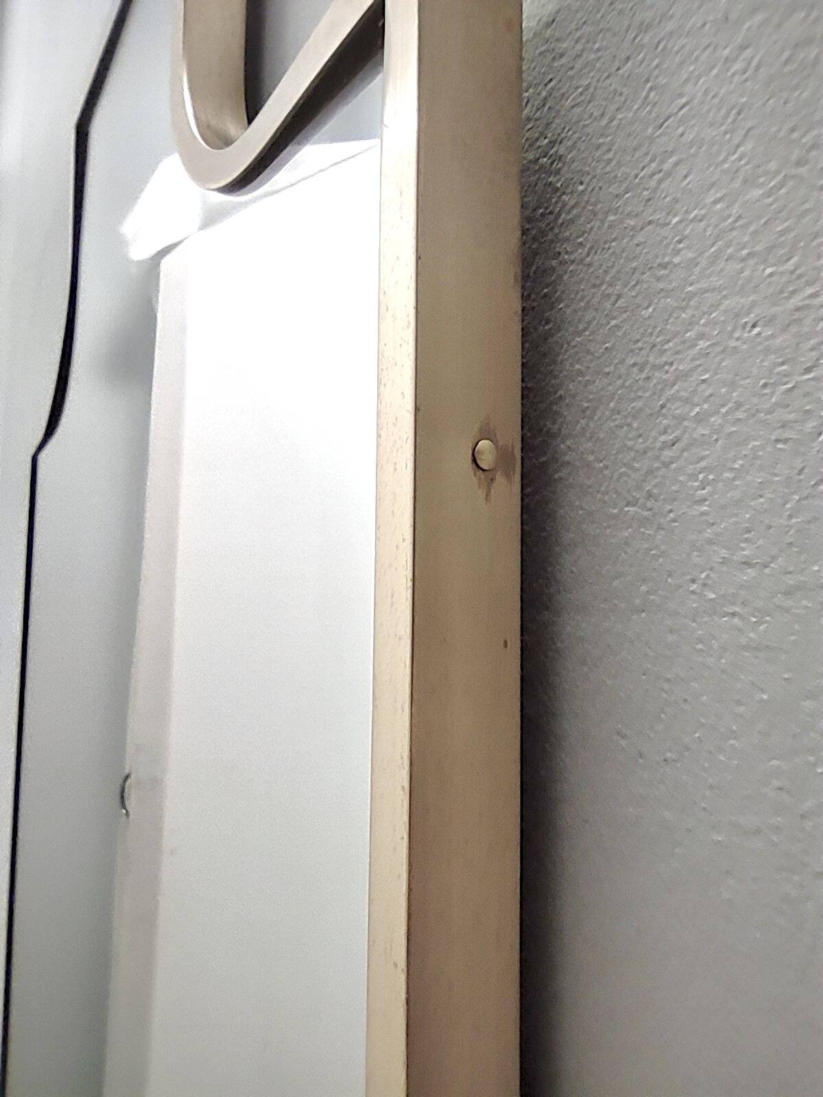 Miroir mural en forme de bouclier avec cadre en laiton, Italie