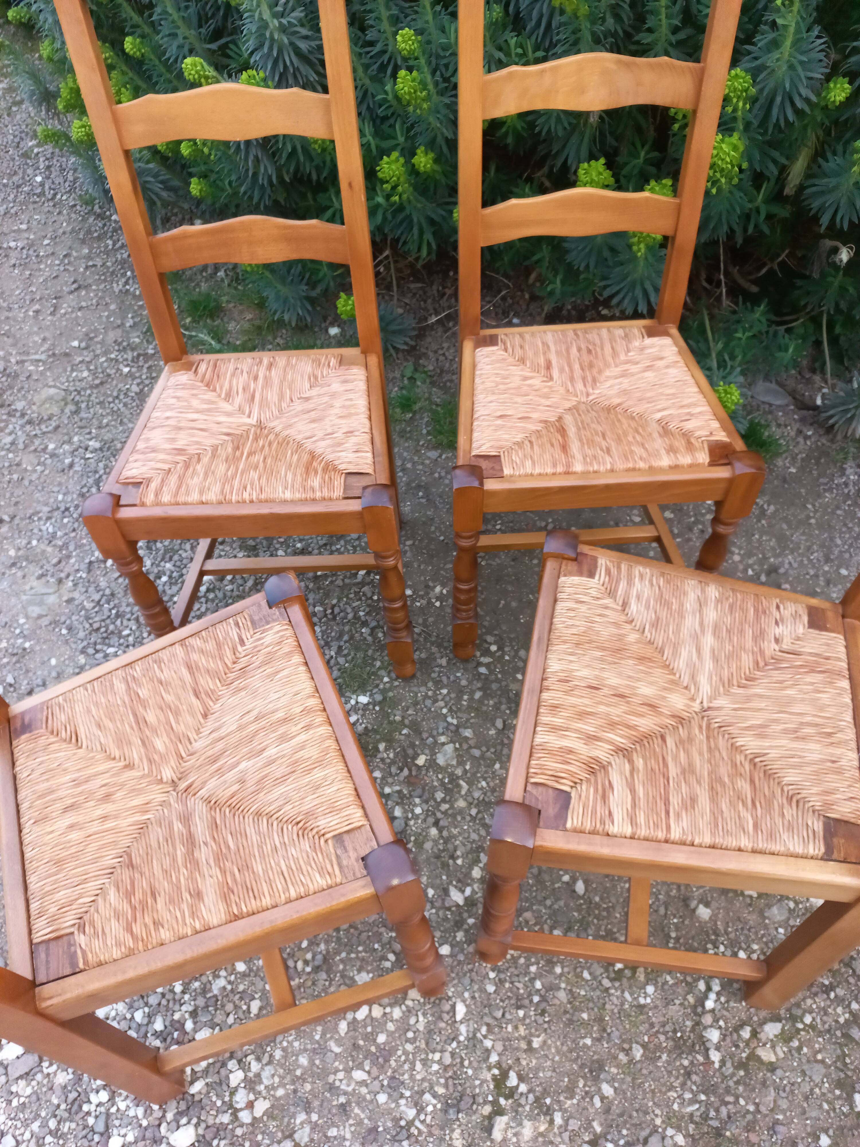 Table and 4 chairs + extension