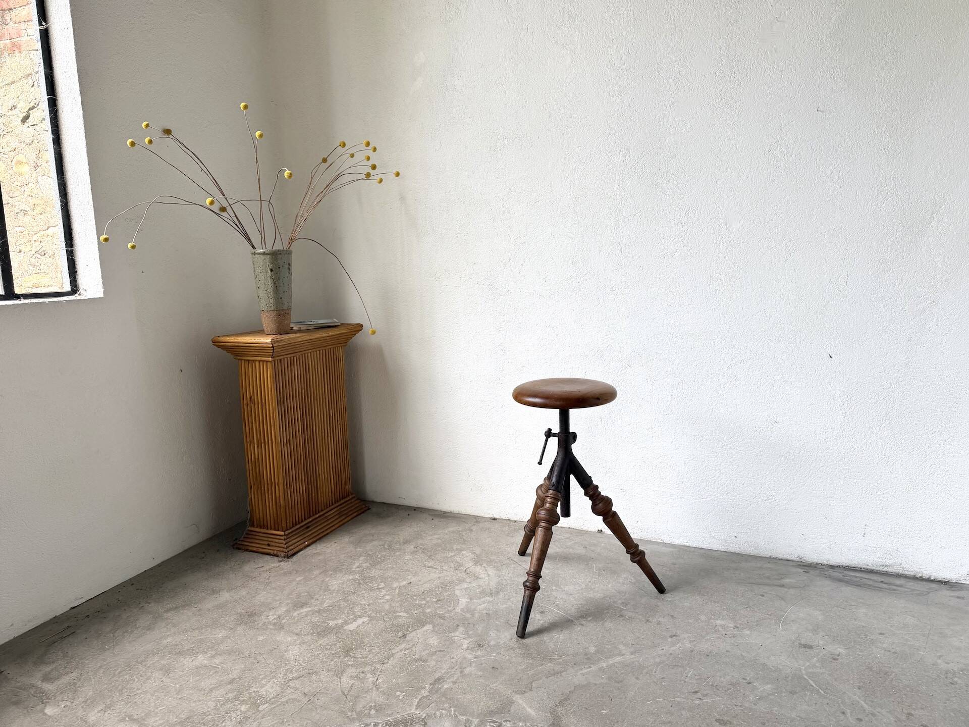 Tripod workshop stool in turned wood and cast iron — circa 1900
