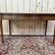 Bureau plat de style Louis XVI en merisier et cuir noir