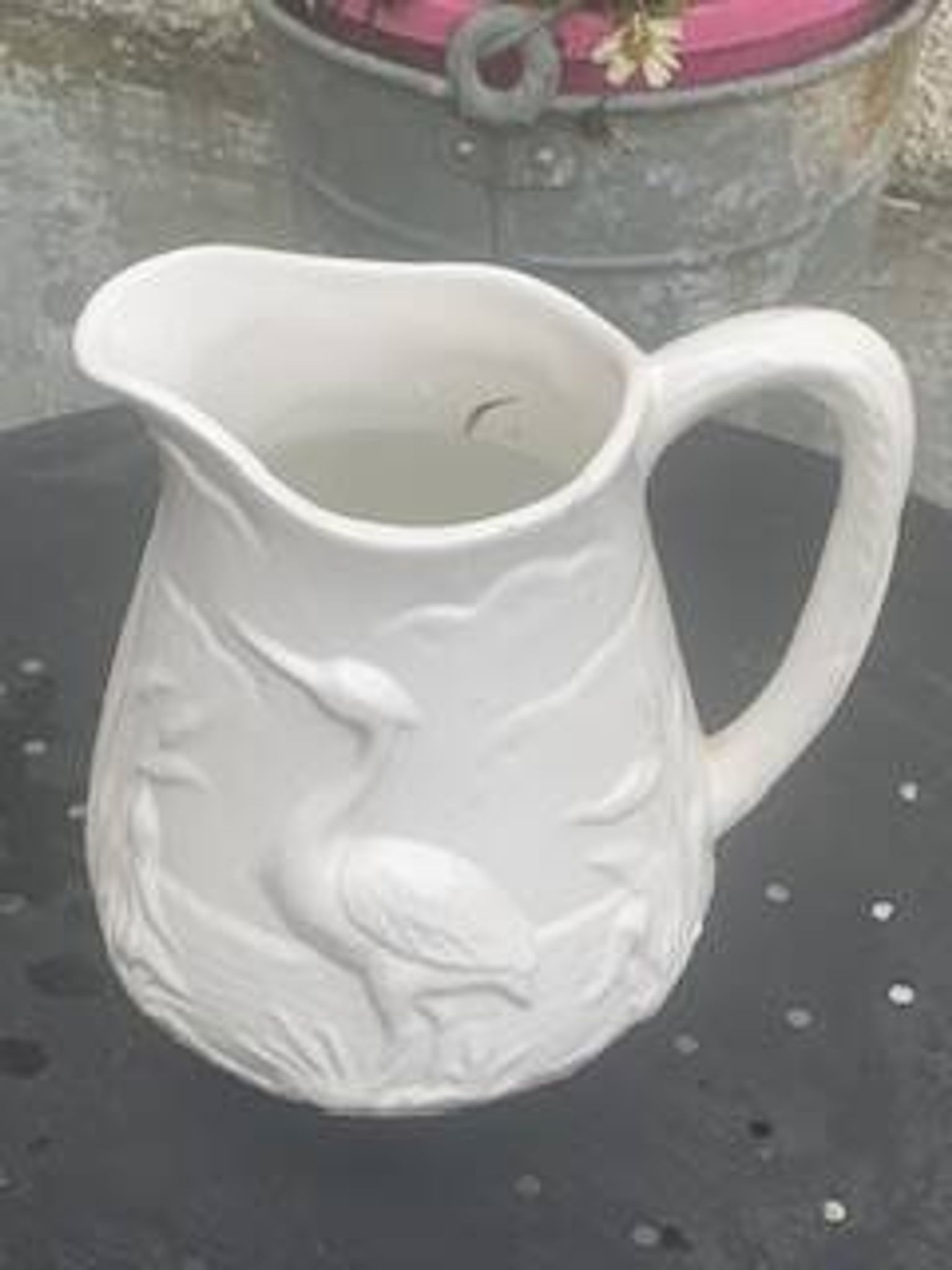 Carafe le héron en ceramique émaillée blanche barbotine