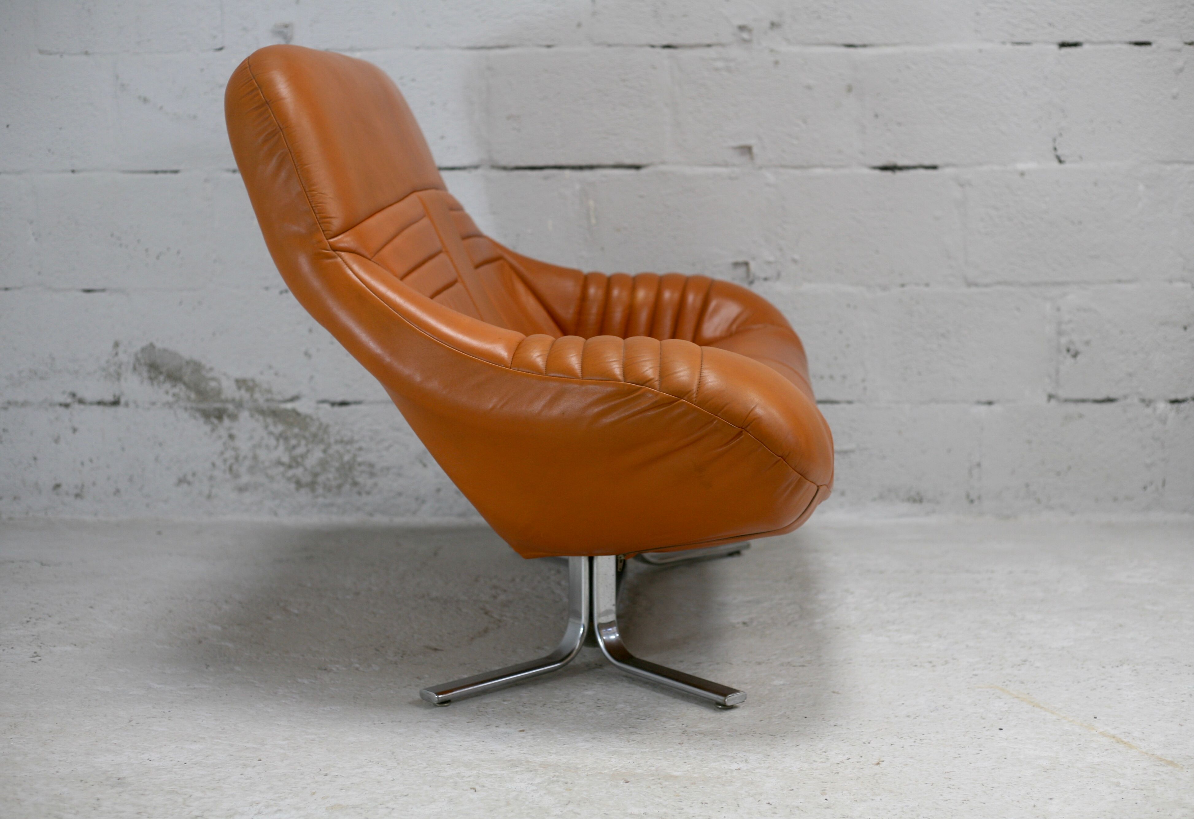 Sofa "space age". Leather, fiberglass, foam, steel. Circa 1970. Orange.