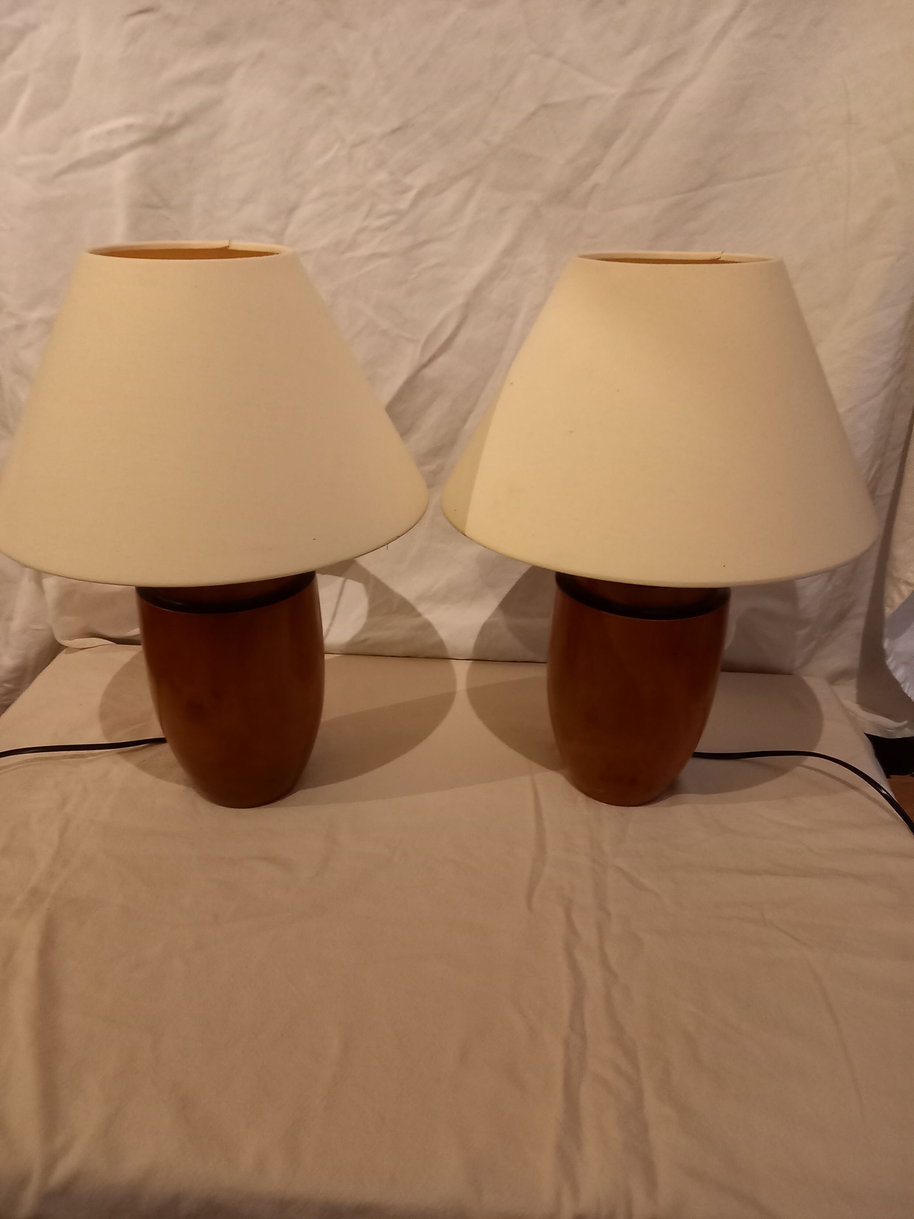 Pair of bedside lamps, varnished wooden foot, art deco spirit, 1980s/1990s