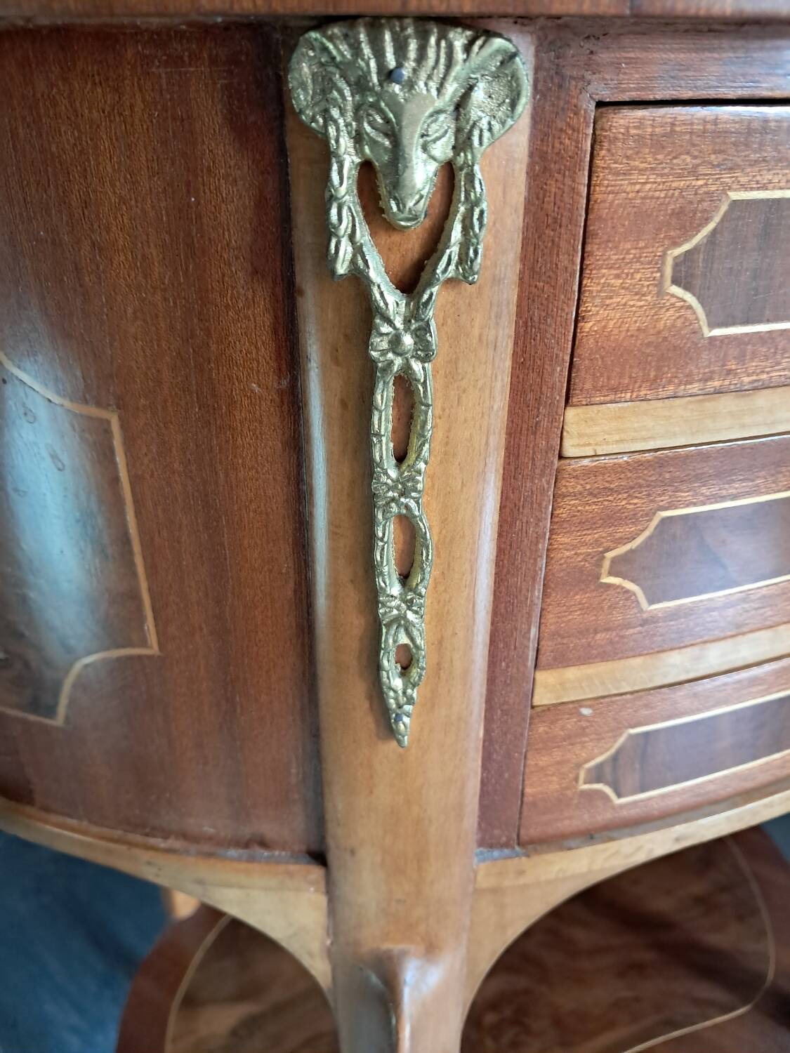 Small coffee table in marquetry.