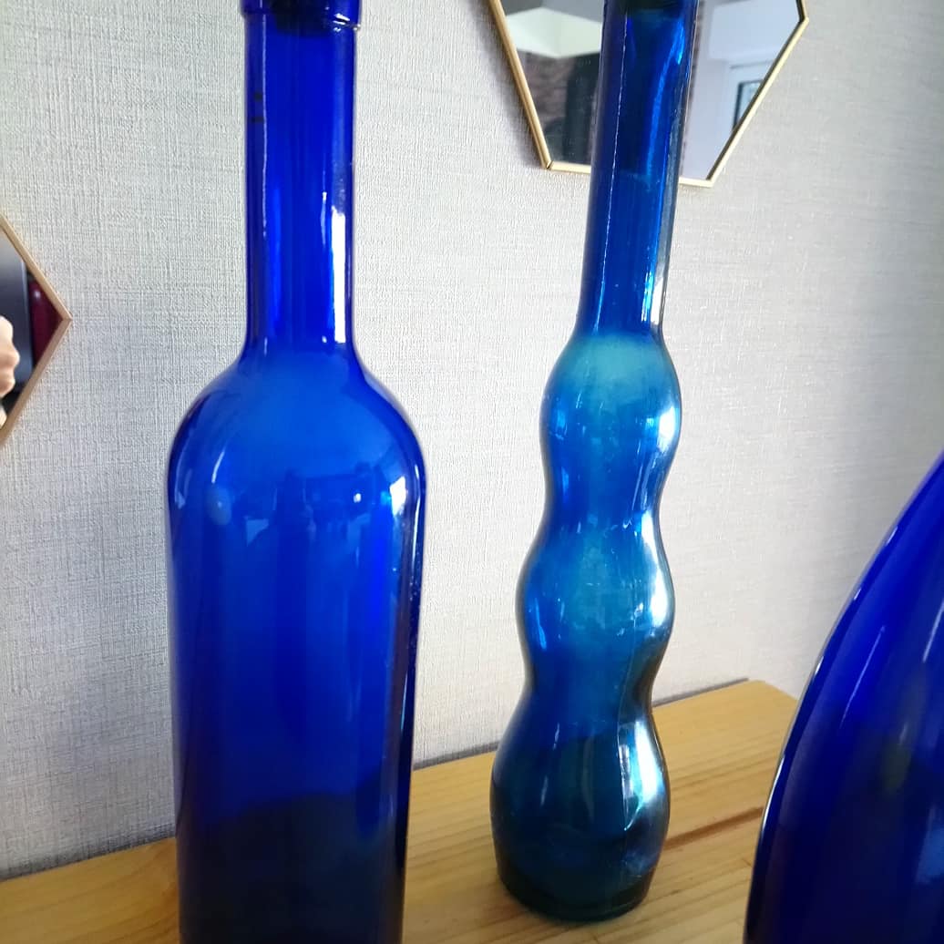 Trio de bouteilles bleues