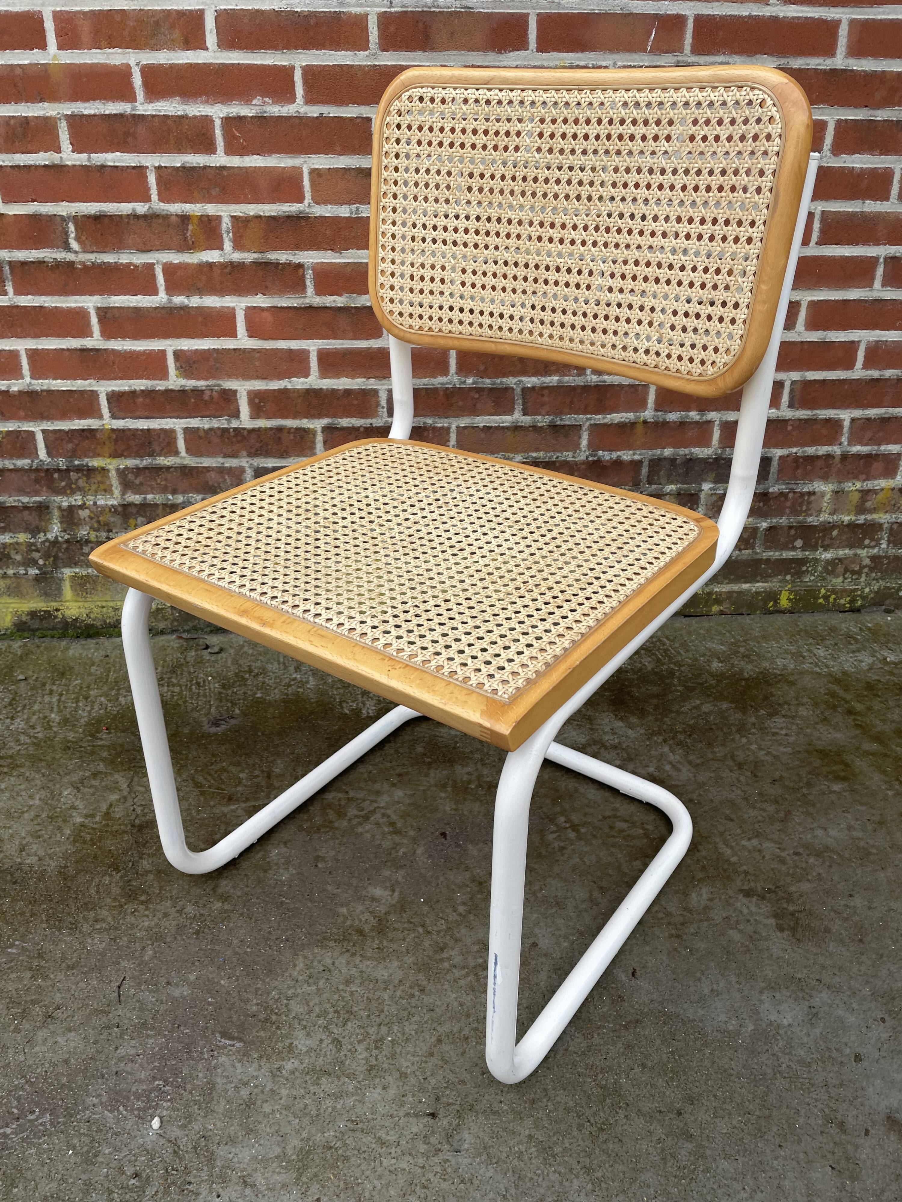 Chaise Cesca modèle b32 en blanc et bois par Marcel Breuer