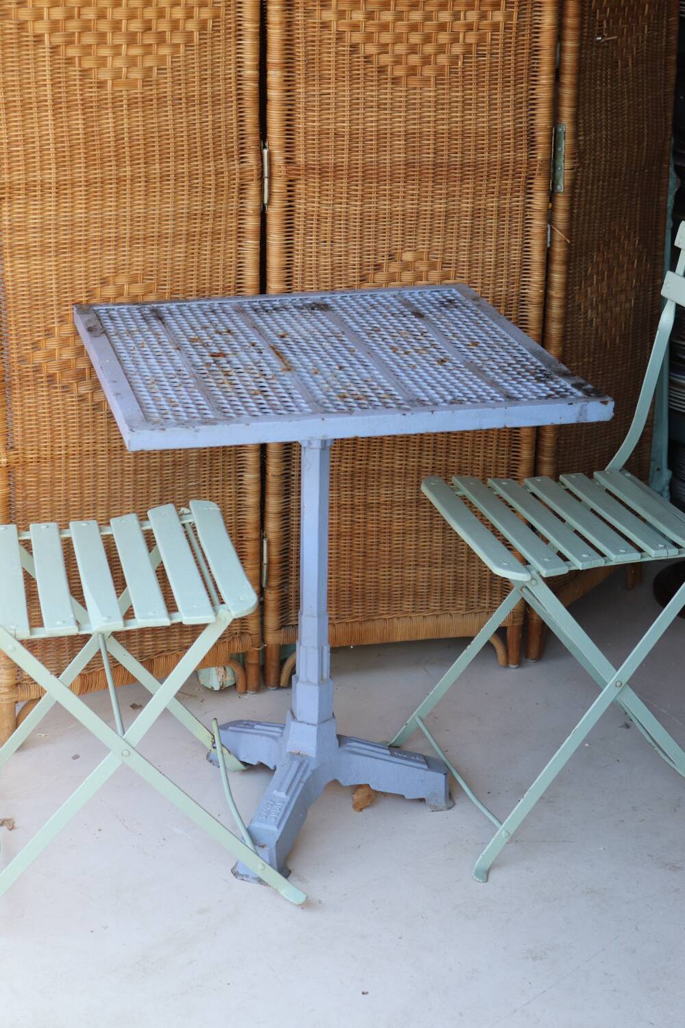 6 antique folding garden chairs made of painted wood and metal.